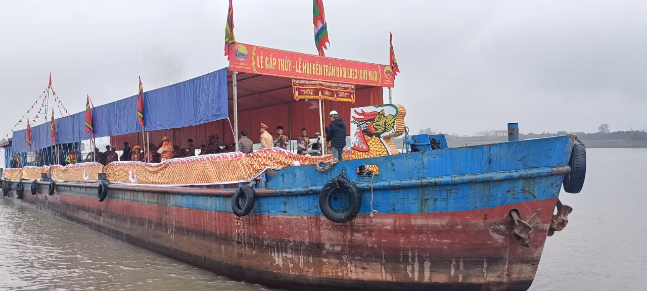 Ba chiếc tàu được trang hoàng đẹp mắt bắt đầu khởi hành ra ngã ba sông Hồng-sông Luộc thuộc địa phận 3 tỉnh Thái Bình-Hà Nam và Hưng Yên lấy nước.