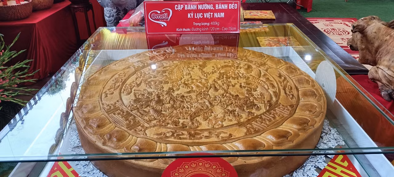Cặp bánh nướng, bánh dẻo xác lập kỷ lục Guinness Việt Nam có tổng trọng lượng 400kg do Công ty cổ phần Quốc tế Bảo Hưng thực hiện.
