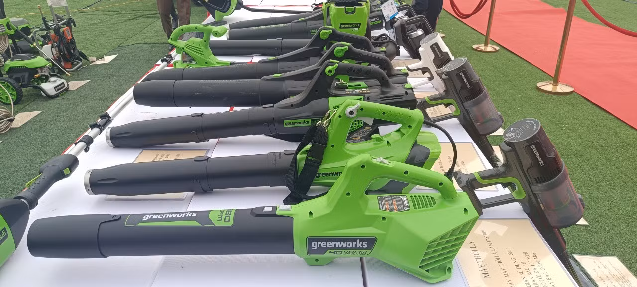 Các thiết bị làm vườn của Công ty TNHH Greenworks Việt Nam trưng bày trong lễ khởi công. Các thiết bị làm vườn của Công ty TNHH Greenworks Việt Nam trưng bày trong lễ khởi công.