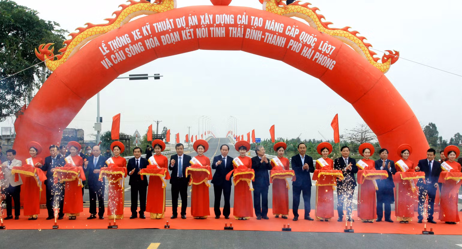 Cắt băng thông xe kỹ thuật Quốc lộ 37 và cầu sông Hóa. Cắt băng thông xe kỹ thuật Quốc lộ 37 và cầu sông Hóa.