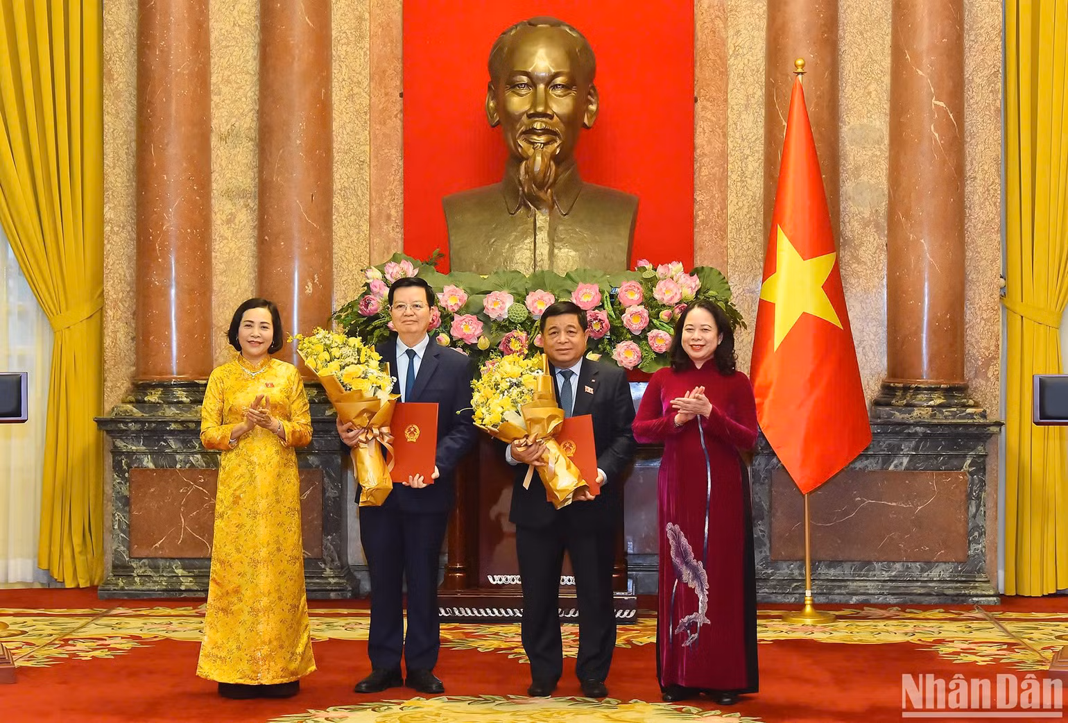 Phó Chủ tịch nước Võ Thị Ánh Xuân và Phó Chủ tịch Quốc hội Nguyễn Thị Thanh tặng hoa chúc mừng các tân Phó Thủ tướng. Phó Chủ tịch nước Võ Thị Ánh Xuân và Phó Chủ tịch Quốc hội Nguyễn Thị Thanh tặng hoa chúc mừng các tân Phó Thủ tướng.