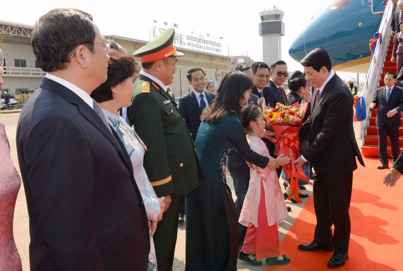 Chủ tịch nước Lương Cường đến Viêng Chăn, bắt đầu thăm cấp Nhà nước tới Lào. Chủ tịch nước Lương Cường đến Viêng Chăn, bắt đầu thăm cấp Nhà nước tới Lào.