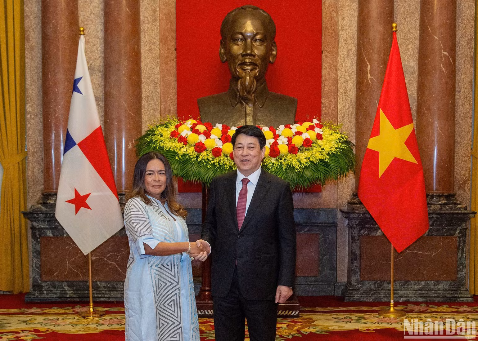 Chủ tịch nước tiếp Đại sứ Panama đến trình Quốc thư. (Ảnh THỦY NGUYÊN)