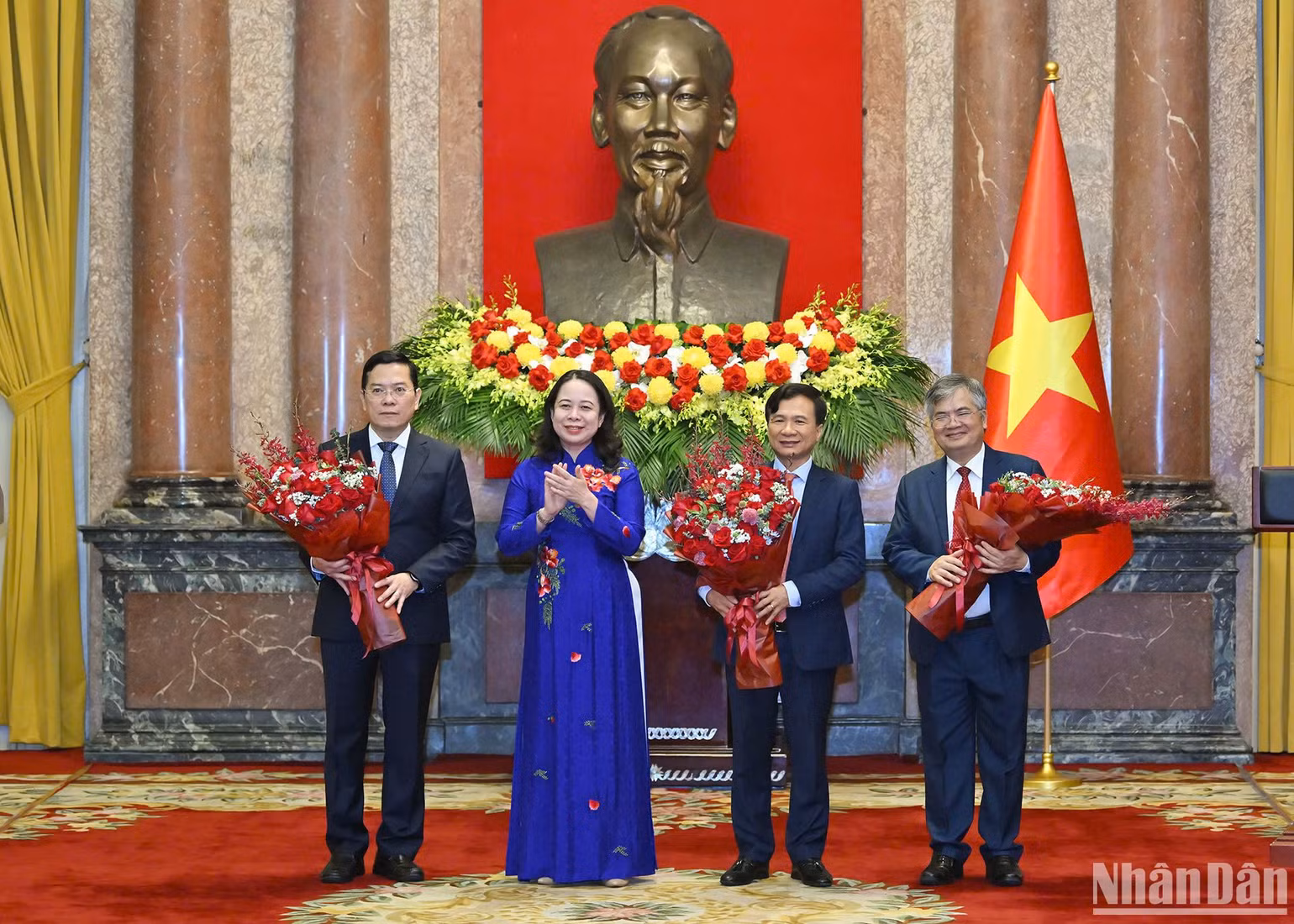 Phó Chủ tịch nước Võ Thị Ánh Xuân tặng hoa chúc mừng các đồng chí được bổ nhiệm.