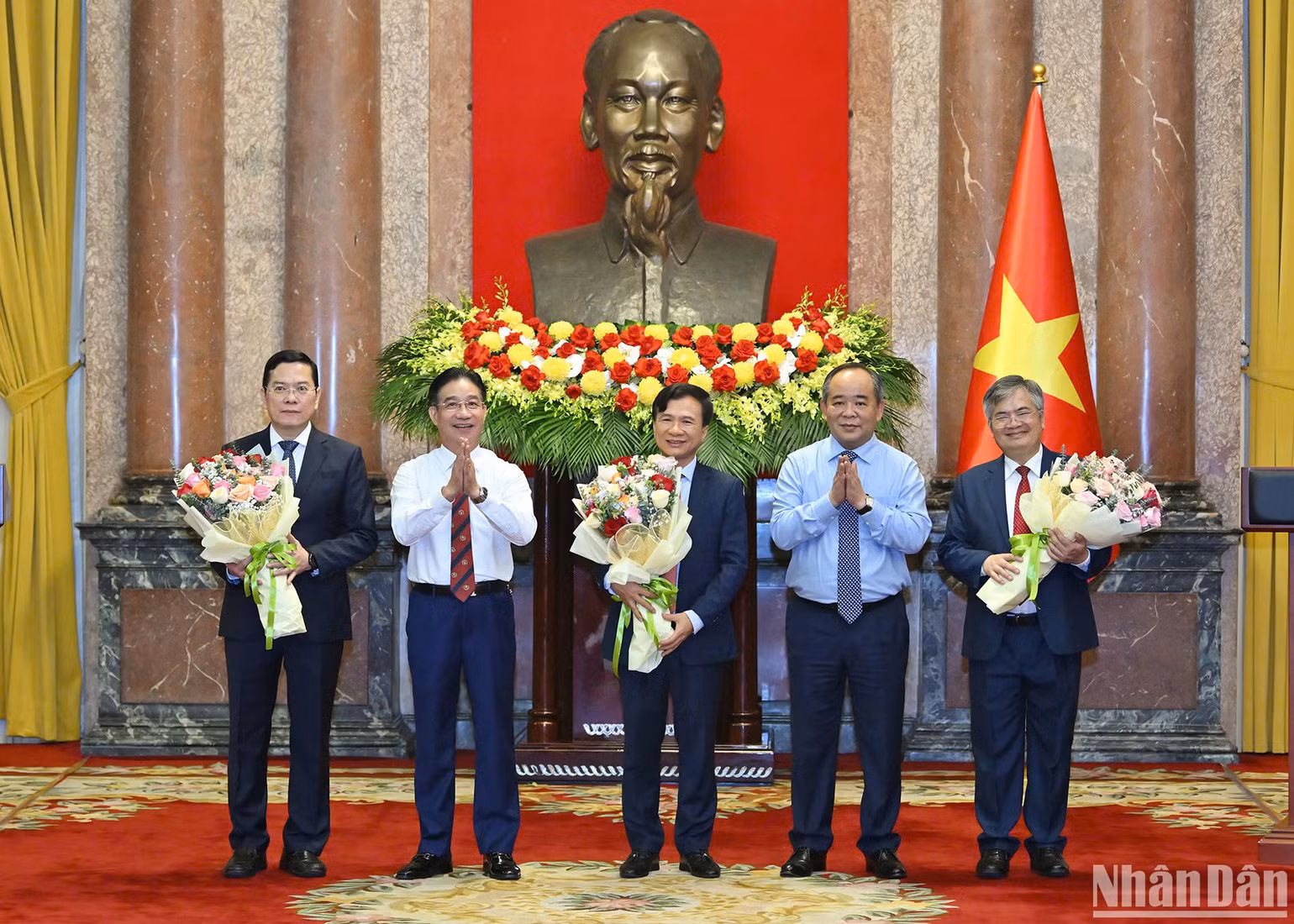 Lãnh đạo Văn phòng Chủ tịch nước tặng hoa chúc mừng các đồng chí được bổ nhiệm.