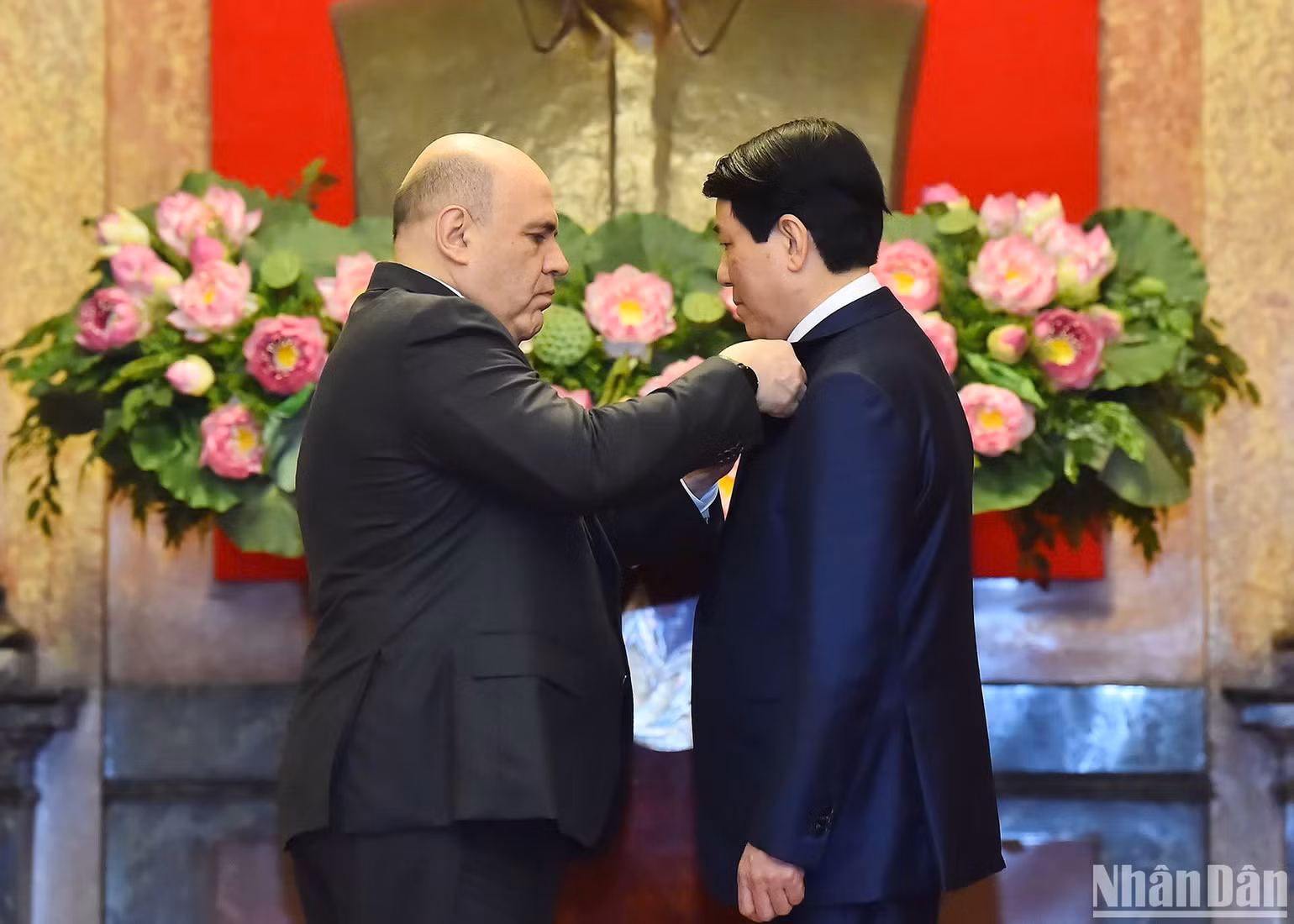 Thủ tướng Nga Mikhail Mishustintrao Huân chương Hữu nghị của Nhà nước Liên bang Nga tặng Chủ tịch nước Lương Cường. (Ảnh THỦY NGUYÊN)