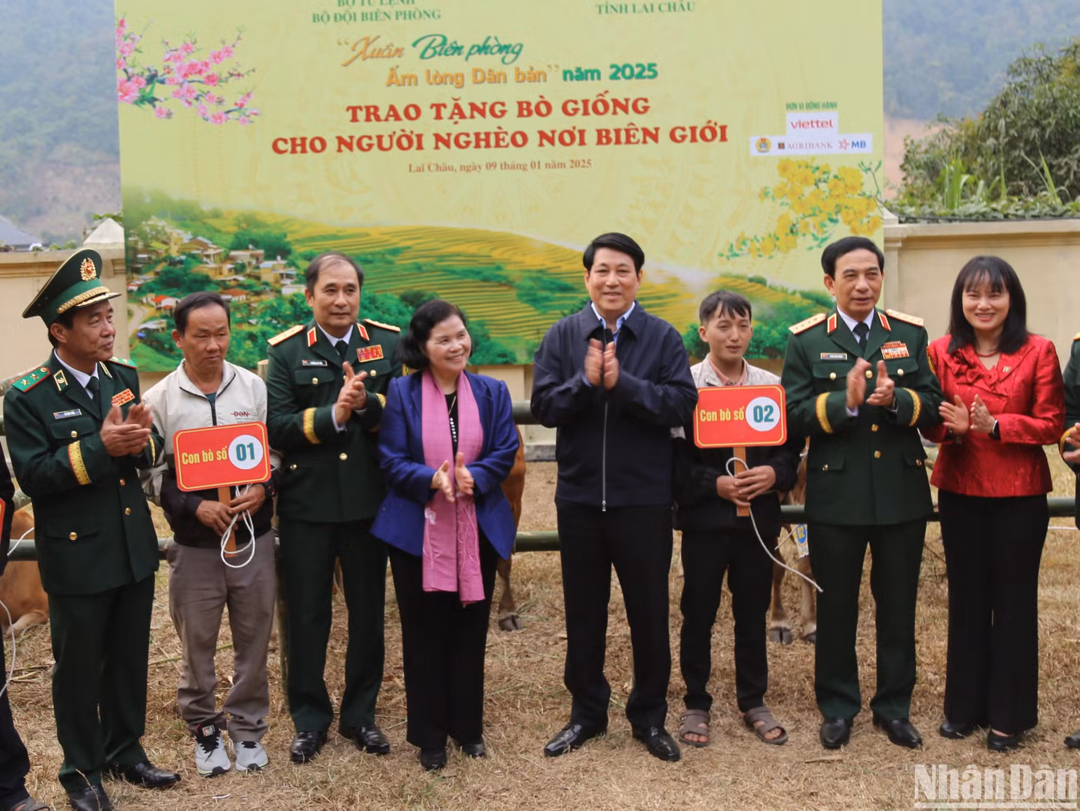Chủ tịch nước và các đại biểu trao tặng bò cho hộ nghèo. Chủ tịch nước và các đại biểu trao tặng bò cho hộ nghèo.