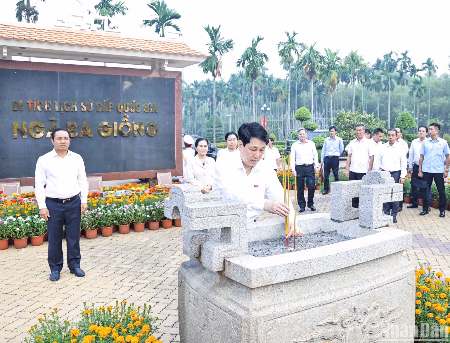 Chủ tịch nước đến dâng hương, dâng hoa tại Khu di tích lịch sử Quốc gia Ngã Ba Giồng.