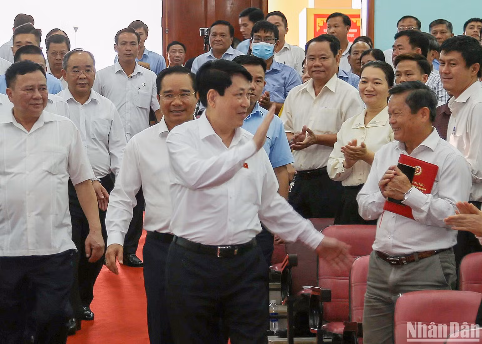 Chủ tịch nước và các cử tri tại buổi tiếp xúc.