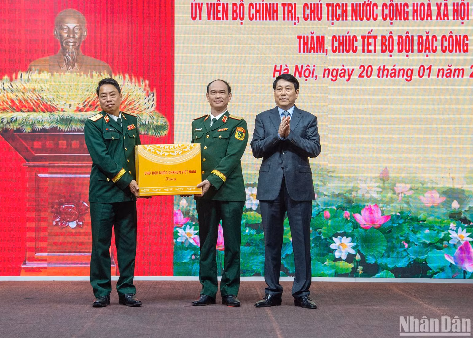 Chủ tịch nước tặng quà cán bộ, chiến sĩ Binh chủng Đặc công. Chủ tịch nước tặng quà cán bộ, chiến sĩ Binh chủng Đặc công.
