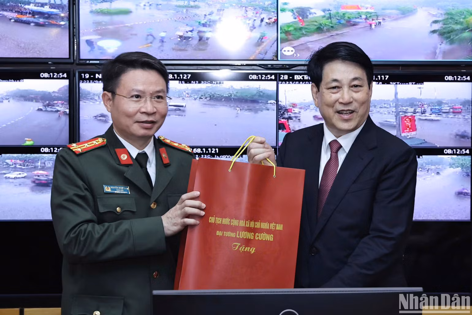 Chủ tịch nước tặng quà động viên cán bộ, chiến sĩ Công an tỉnh Phú Thọ. (Ảnh: NGỌC LONG)