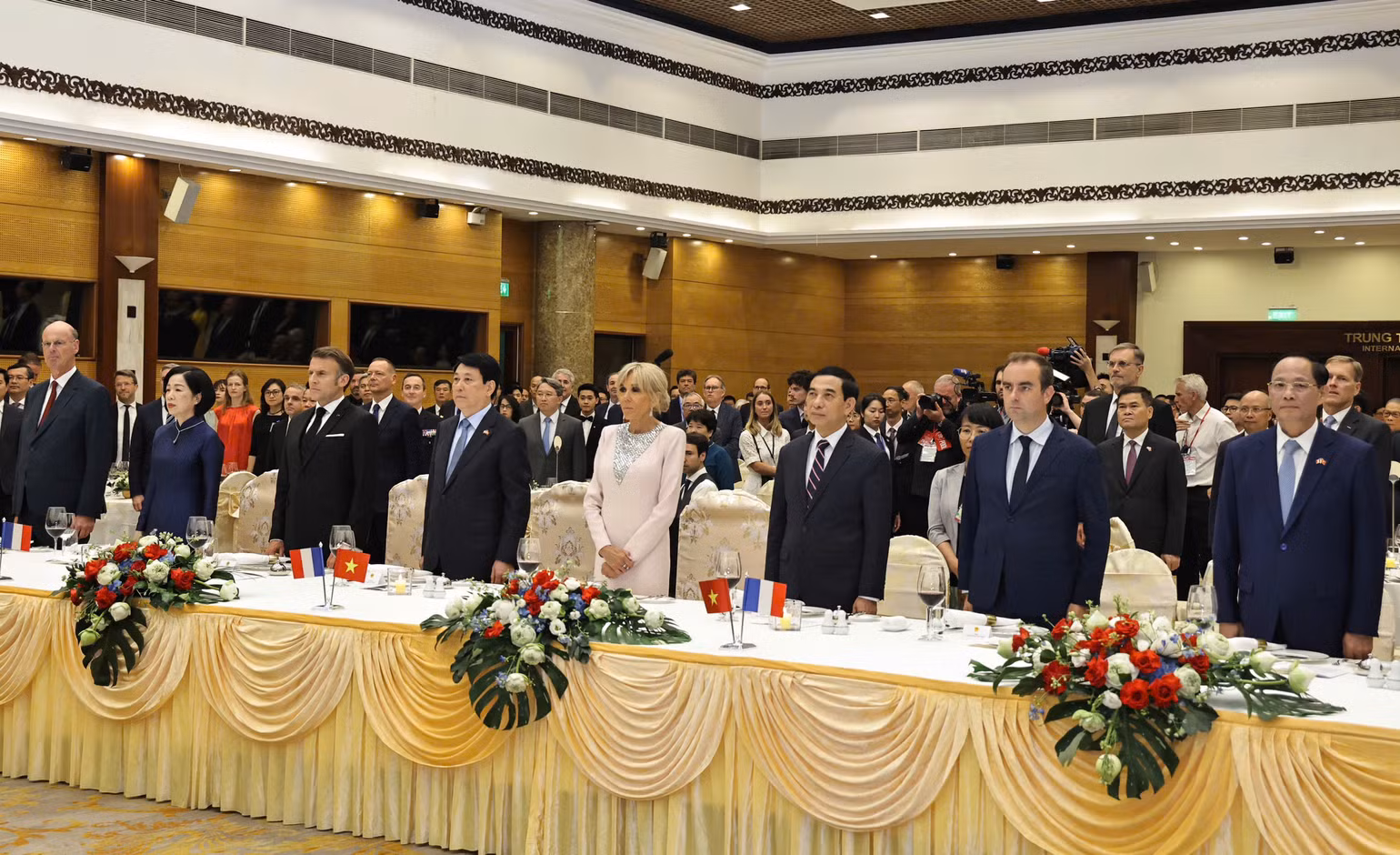 Các đại biểu tham dự chiêu đãi.