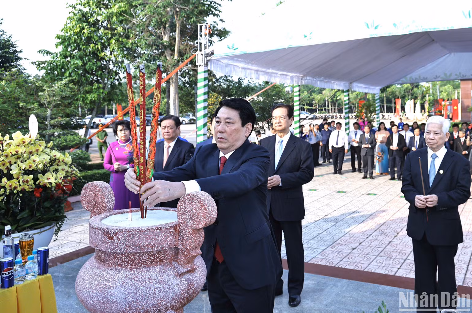 Chủ tịch nước và đoàn công tác Trung ương đã tới dâng hương tại Khu di tích lịch sử quốc gia Phú Riềng Đỏ.