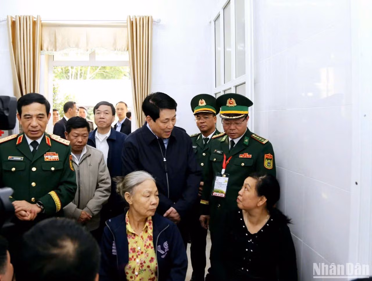Chủ tịch nước thăm hỏi người dân đến khám, nhận thuốc miễn phí tại Trạm Y tế xã Pa Tần. Chủ tịch nước thăm hỏi người dân đến khám, nhận thuốc miễn phí tại Trạm Y tế xã Pa Tần.