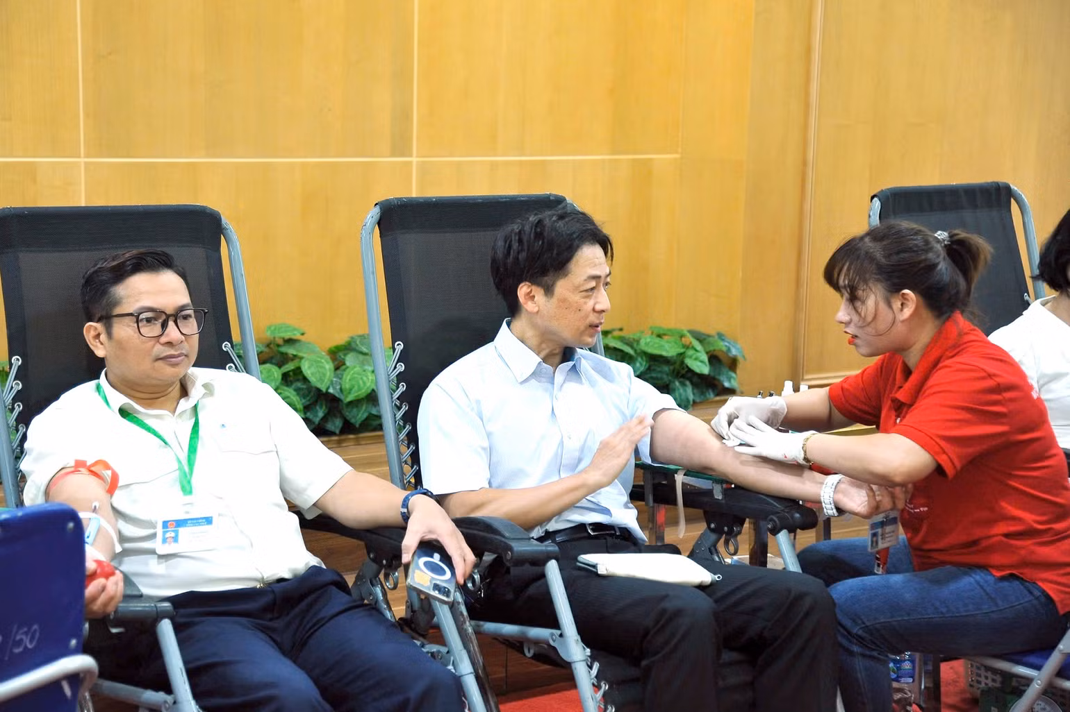 Ông Noguchi Daisuke, Chuyên gia tổ chức JICA tại Việt Nam đã trực tiếp đến hiến máu tại cơ quan Tổng cục Thuế