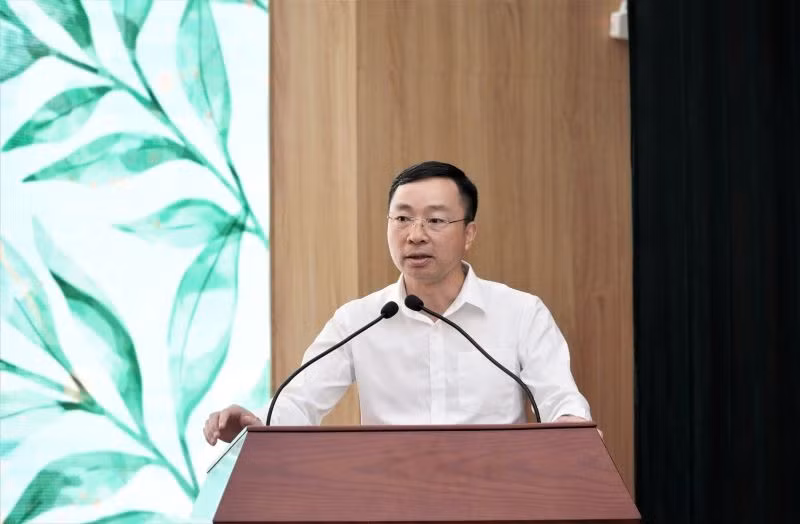 Đồng chí Nguyễn Trọng Thành – Phó Bí thư Đảng ủy Cơ quan Ủy ban Chứng khoán Nhà nước phát biểu chúc mừng các nữ công chức, viên chức, người lao động Ủy ban Chứng khoán Nhà nước. Đồng chí Nguyễn Trọng Thành – Phó Bí thư Đảng ủy Cơ quan Ủy ban Chứng khoán Nhà nước phát biểu chúc mừng các nữ công chức, viên chức, người lao động Ủy ban Chứng khoán Nhà nước.