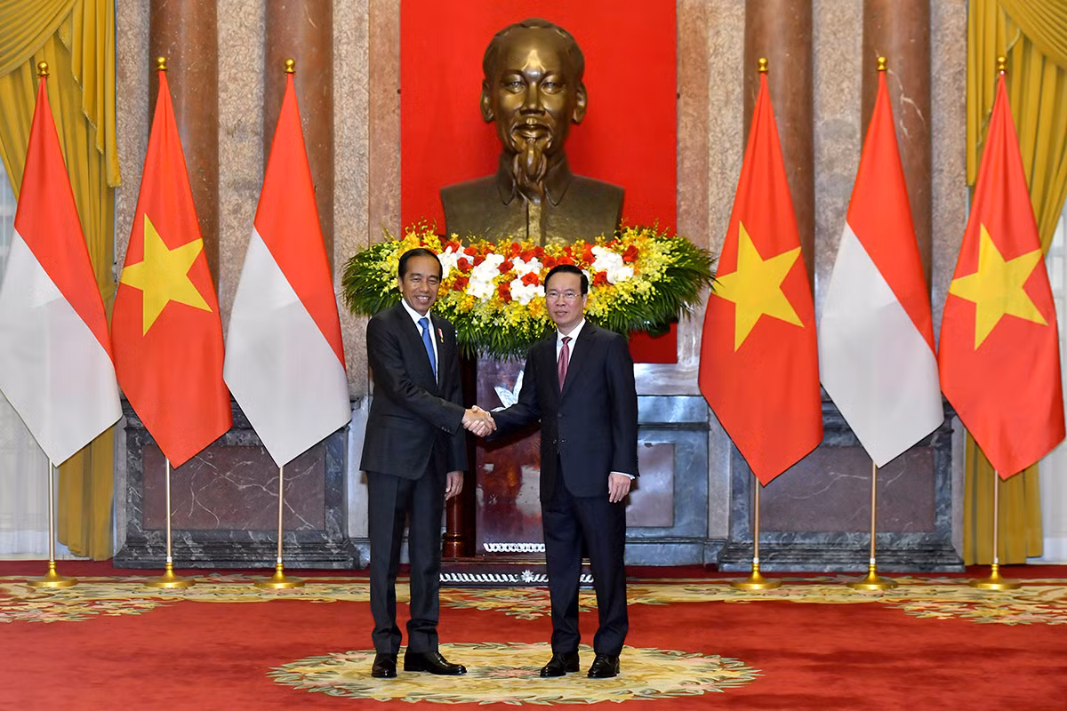 Chủ tịch nước Võ Văn Thưởng và Tổng thống Cộng hòa Indonesia Joko Widodo tại lễ đón. Ảnh: ĐĂNG KHOA