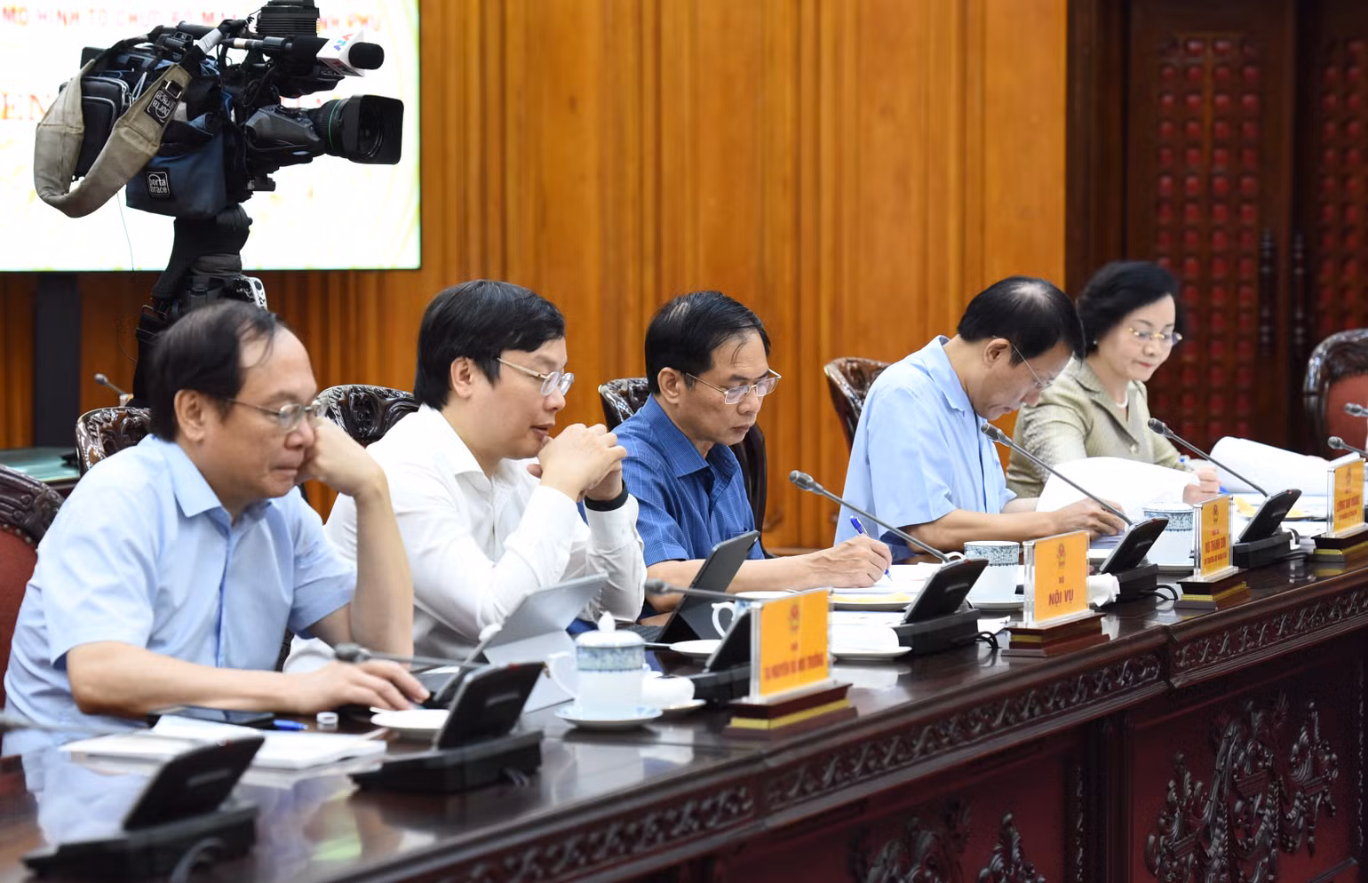 [Ảnh] Thủ tướng chủ trì họp Ban Chỉ đạo tổng kết 20 năm thực hiện mô hình tổ chức bộ máy của Chính phủ ảnh 8
