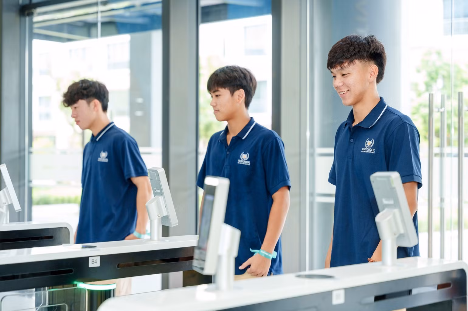 Các Vinsers check-in công nghệ nhận diện khuôn mặt hiện đại lần đầu tiên được triển khai. Các Vinsers check-in công nghệ nhận diện khuôn mặt hiện đại lần đầu tiên được triển khai.