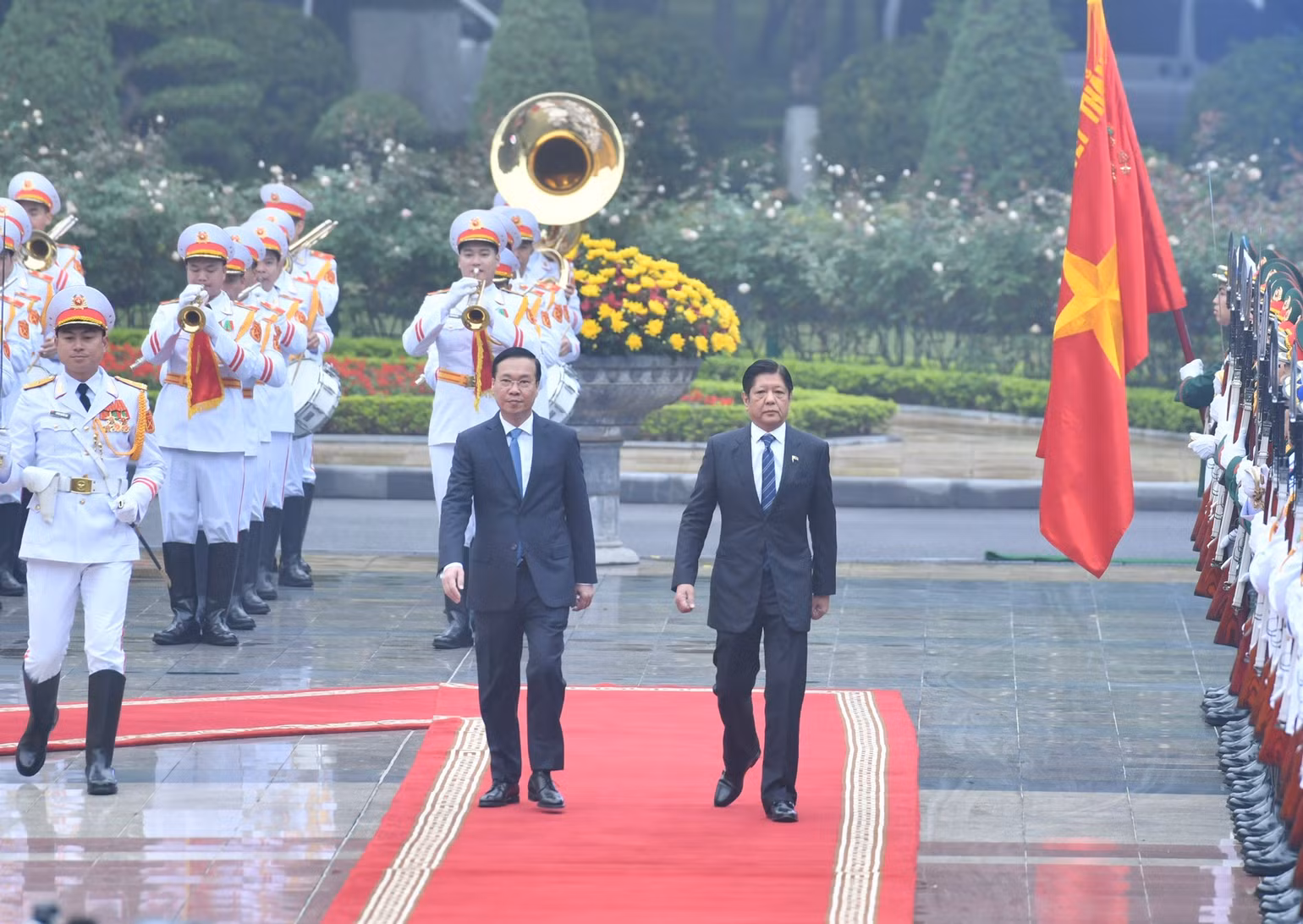 Chủ tịch nước Võ Văn Thưởng và Tổng thống Philippines Ferdinand Romualdez Marcos Jr duyệt đội danh dự Quân đội nhân dân Việt Nam tại lễ đón. (Ảnh: ĐĂNG KHOA) Chủ tịch nước Võ Văn Thưởng và Tổng thống Philippines Ferdinand Romualdez Marcos Jr duyệt đội danh dự Quân đội nhân dân Việt Nam tại lễ đón. (Ảnh: ĐĂNG KHOA)