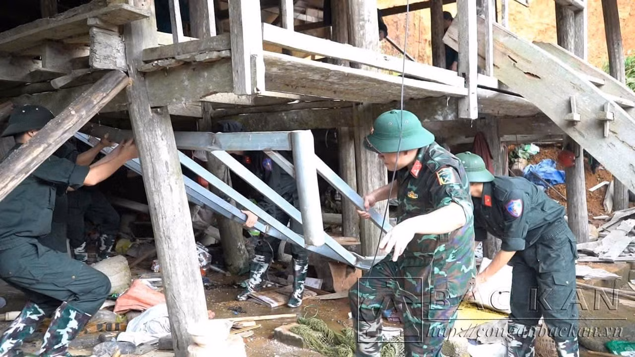 Công an tỉnh Bắc Kạn giúp người dân xã Quang Thuận, huyện Bạch Thông di dời nhà cửa. (Ảnh: Công an tỉnh Bắc Kạn) Công an tỉnh Bắc Kạn giúp người dân xã Quang Thuận, huyện Bạch Thông di dời nhà cửa. (Ảnh: Công an tỉnh Bắc Kạn)