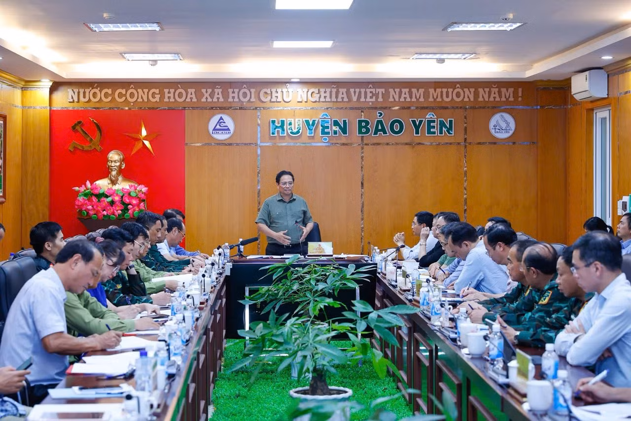Thủ tướng Phạm Minh Chính chủ trì cuộc họp với các bộ, ngành, tỉnh Lào Cai.