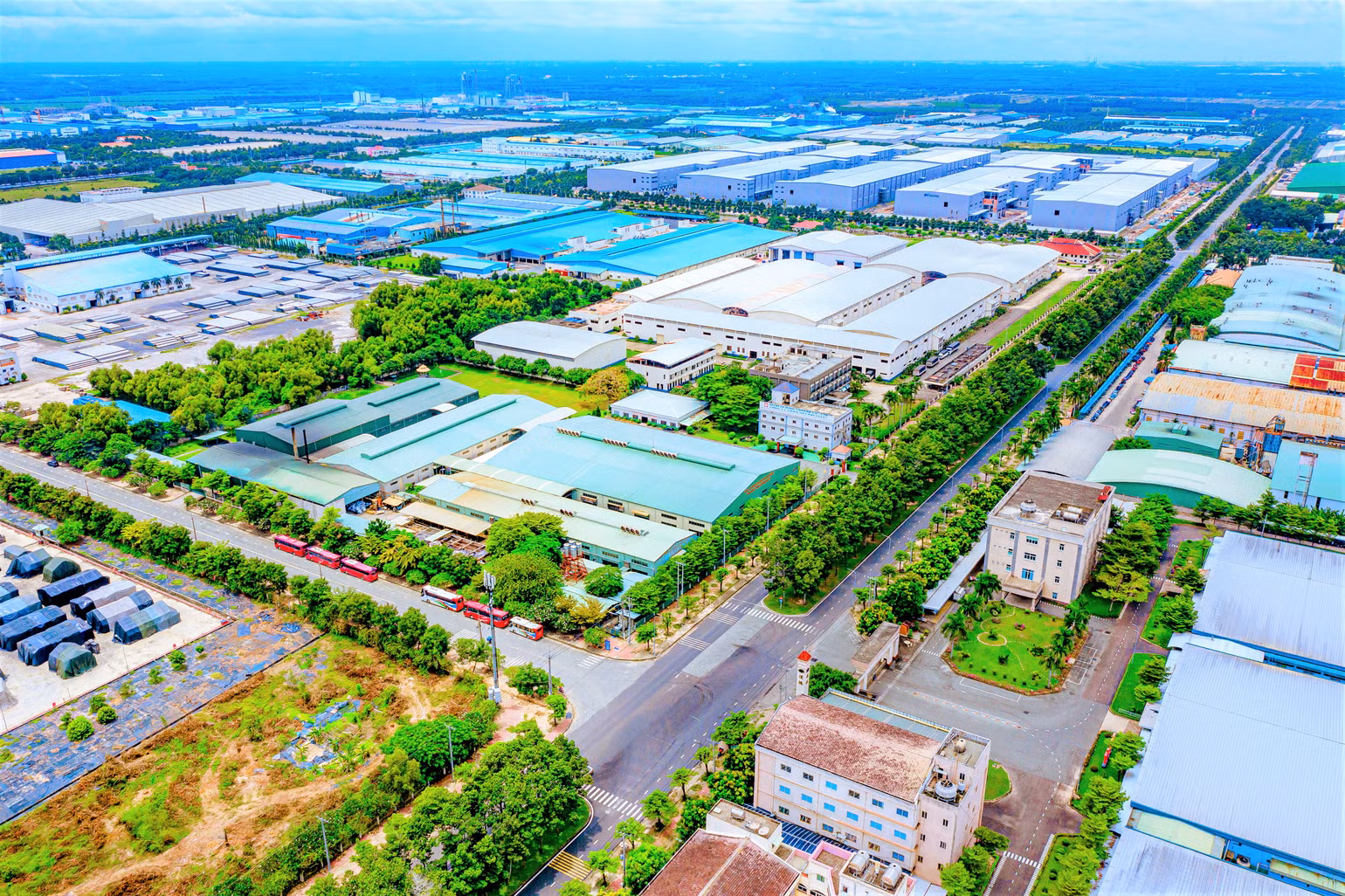 Tổng Công ty Sonadezi hiện là doanh nghiệp kinh doanh hạ tầng khu công nghiệp hàng đầu của cả nước. Tổng Công ty Sonadezi hiện là doanh nghiệp kinh doanh hạ tầng khu công nghiệp hàng đầu của cả nước.