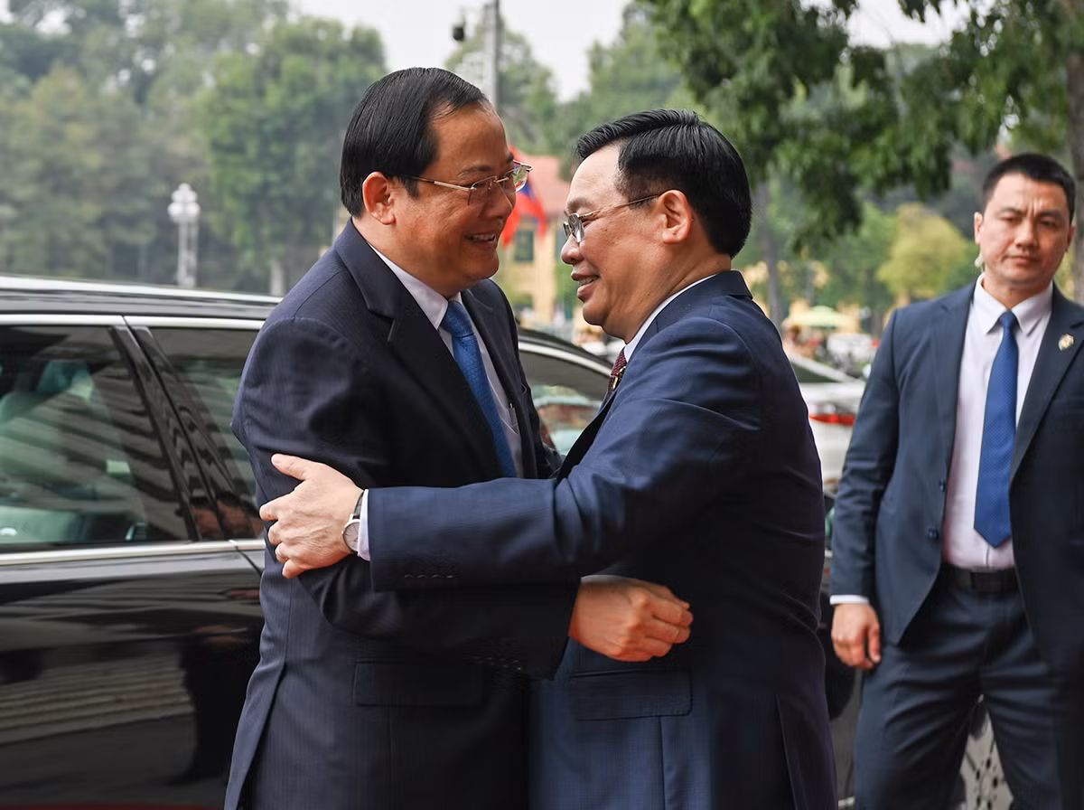 [Ảnh] Chủ tịch Quốc hội Vương Đình Huệ hội kiến Thủ tướng Lào Sonexay Siphandone ảnh 1