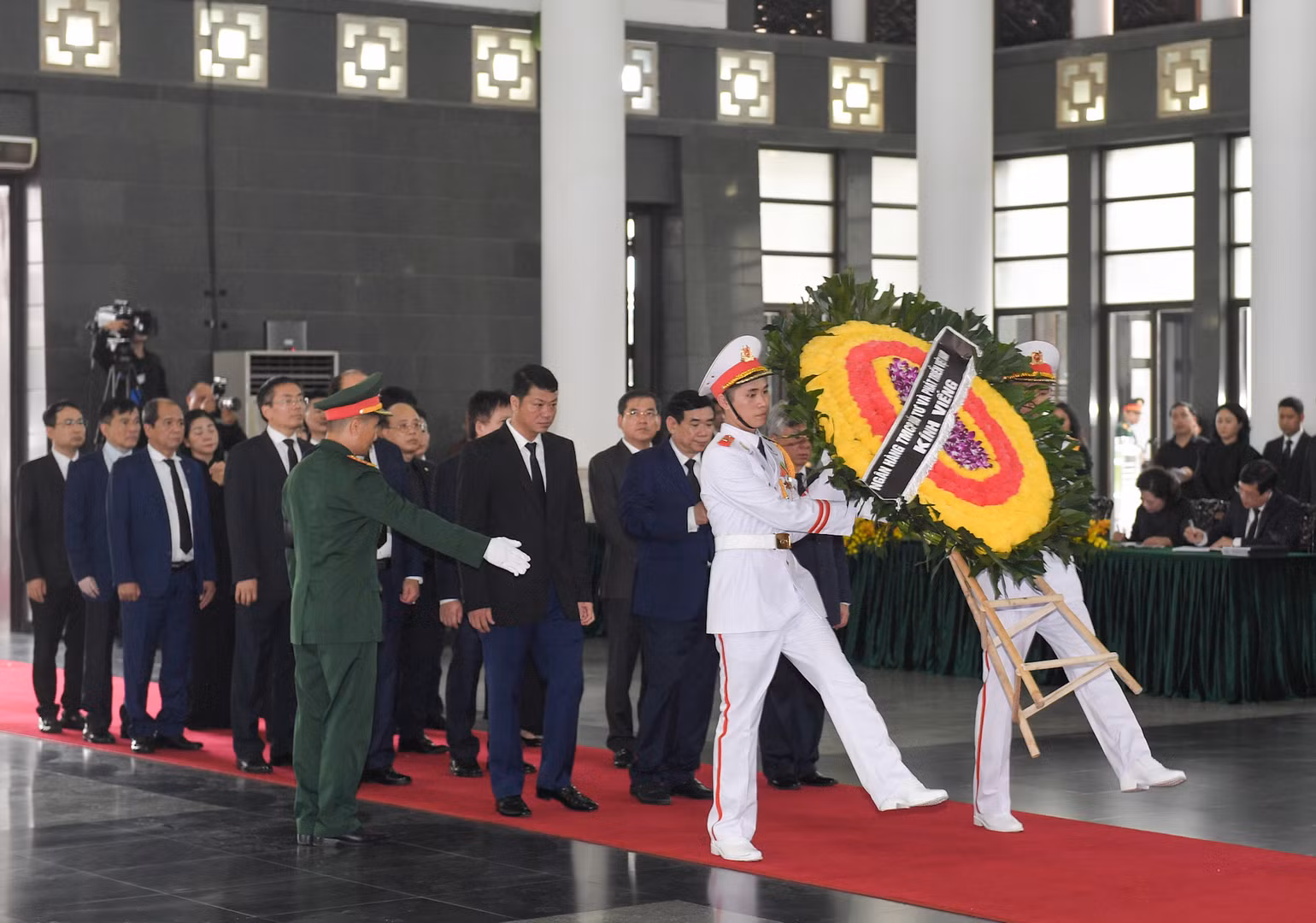 Đoàn Ngân hàng BIDV viếng Tổng Bí thư Nguyễn Phú Trọng. Đoàn Ngân hàng BIDV viếng Tổng Bí thư Nguyễn Phú Trọng.