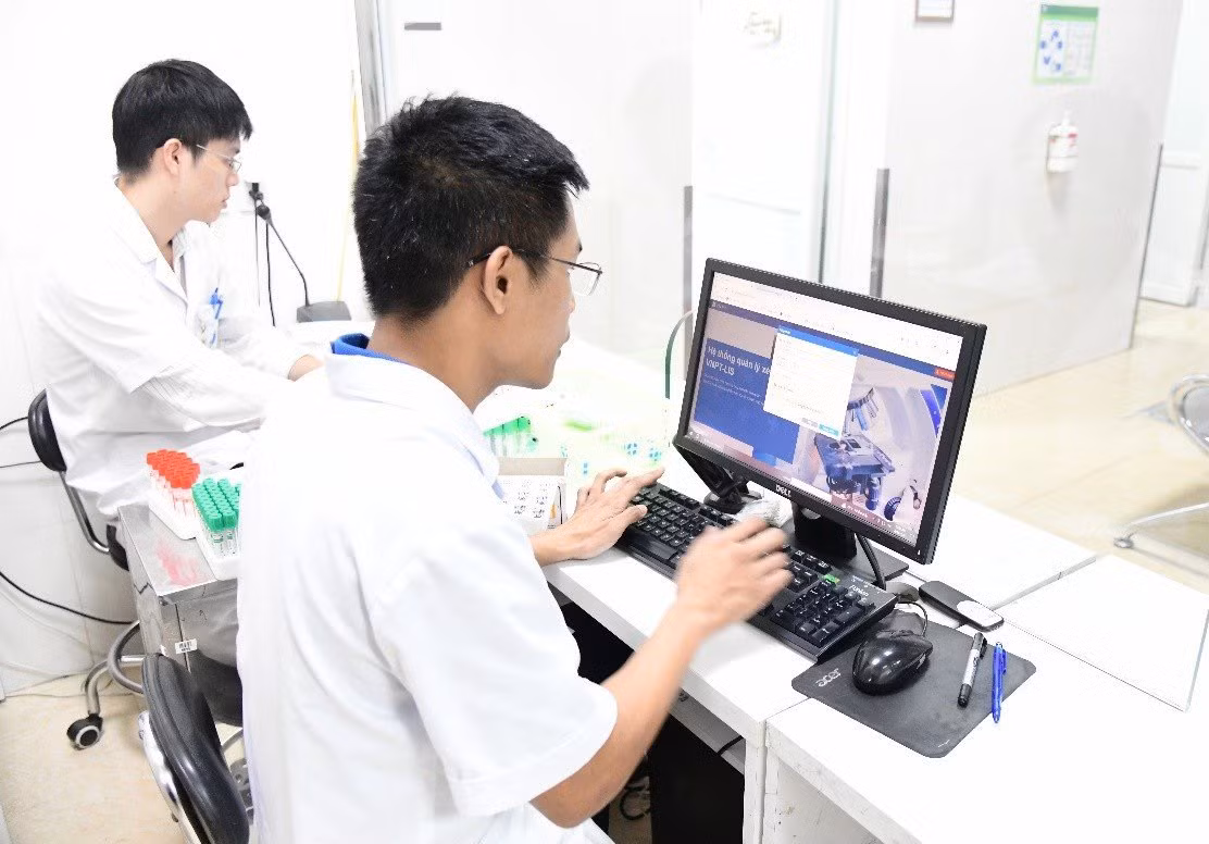 Việc triển khai hồ sơ bệnh án điện tử còn giúp giảm tải cho nhân viên y tế vì không phải ghi chép hồ sơ giấy. Việc triển khai hồ sơ bệnh án điện tử còn giúp giảm tải cho nhân viên y tế vì không phải ghi chép hồ sơ giấy.