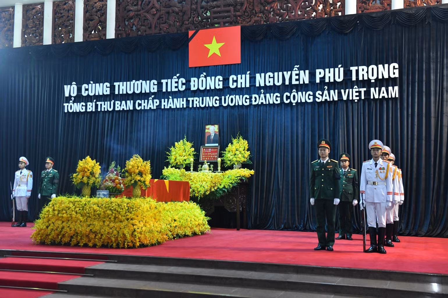 Toàn cảnh Lễ viếng Tổng Bí thư Nguyễn Phú Trọng: Trang nghiêm và xúc động ảnh 8 Toàn cảnh Lễ viếng Tổng Bí thư Nguyễn Phú Trọng: Trang nghiêm và xúc động ảnh 8