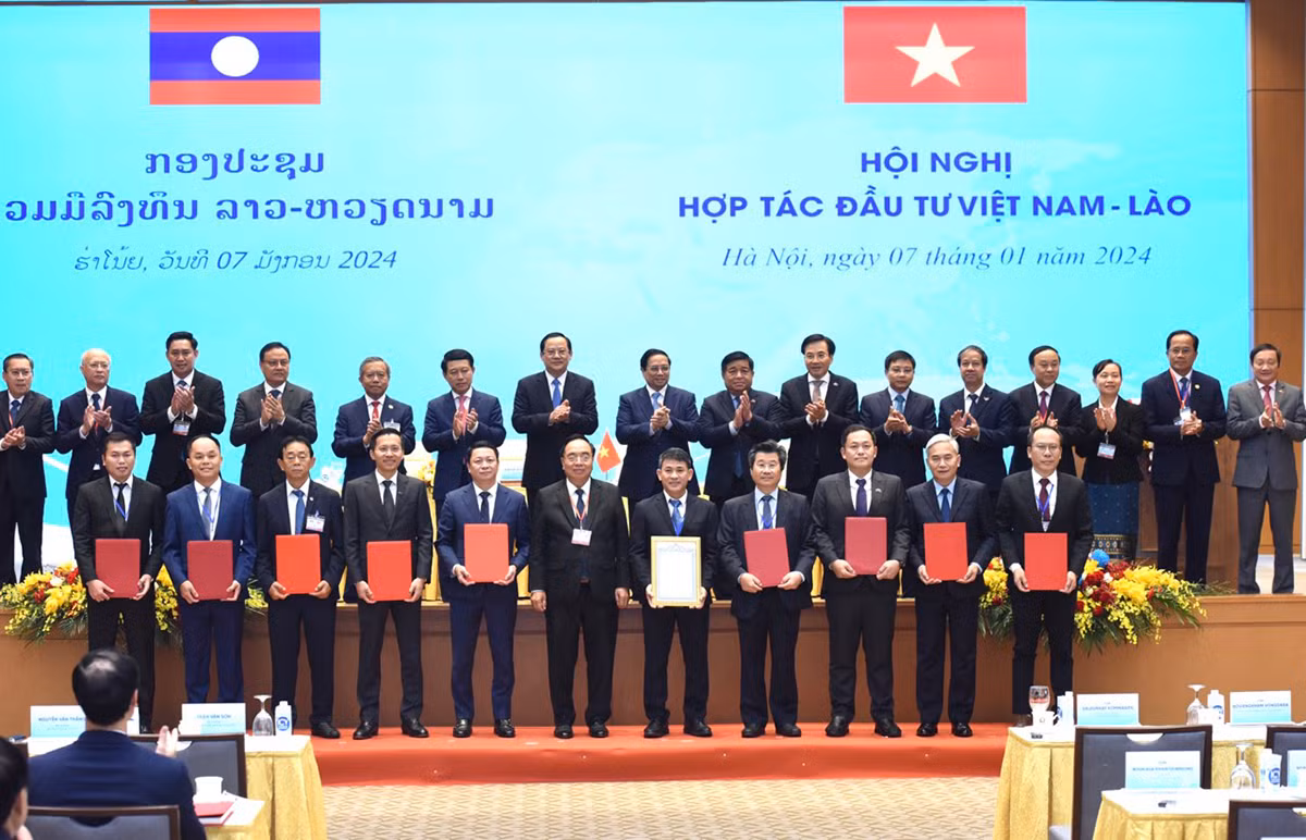 Hai Thủ tướng chứng kiến lễ trao các giấy chứng nhận đầu tư, biên bản thỏa thuận hợp tác giữa các cơ quan, doanh nghiệp Việt Nam-Lào. Ảnh: TRẦN HẢI Hai Thủ tướng chứng kiến lễ trao các giấy chứng nhận đầu tư, biên bản thỏa thuận hợp tác giữa các cơ quan, doanh nghiệp Việt Nam-Lào. Ảnh: TRẦN HẢI