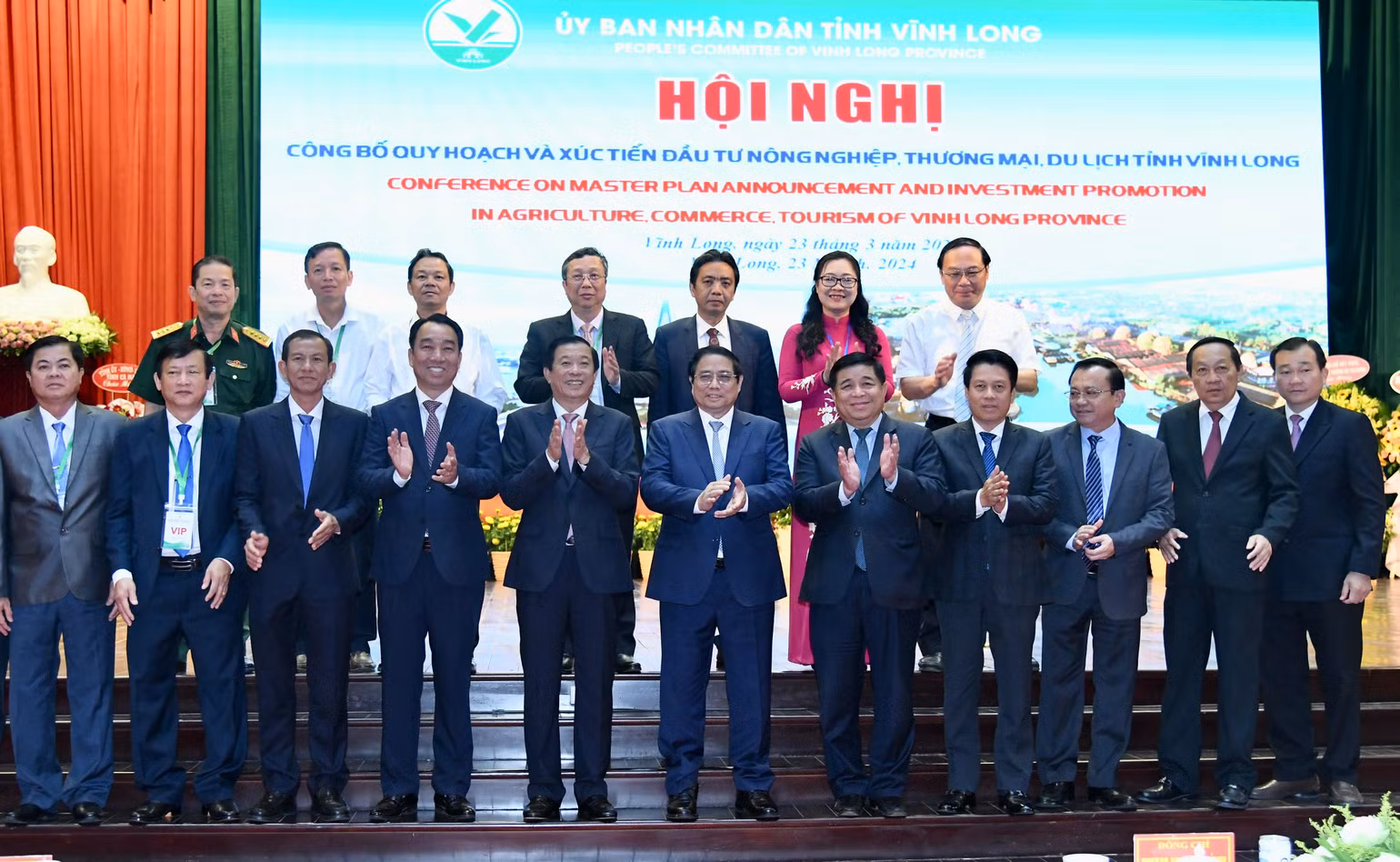 Thủ tướng Phạm Minh Chính chụp ảnh lưu niệm với lãnh đạo tỉnh Vĩnh Long.