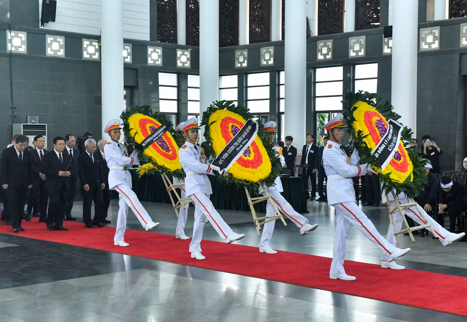 Toàn cảnh Lễ viếng Tổng Bí thư Nguyễn Phú Trọng: Trang nghiêm và xúc động ảnh 122 Toàn cảnh Lễ viếng Tổng Bí thư Nguyễn Phú Trọng: Trang nghiêm và xúc động ảnh 122