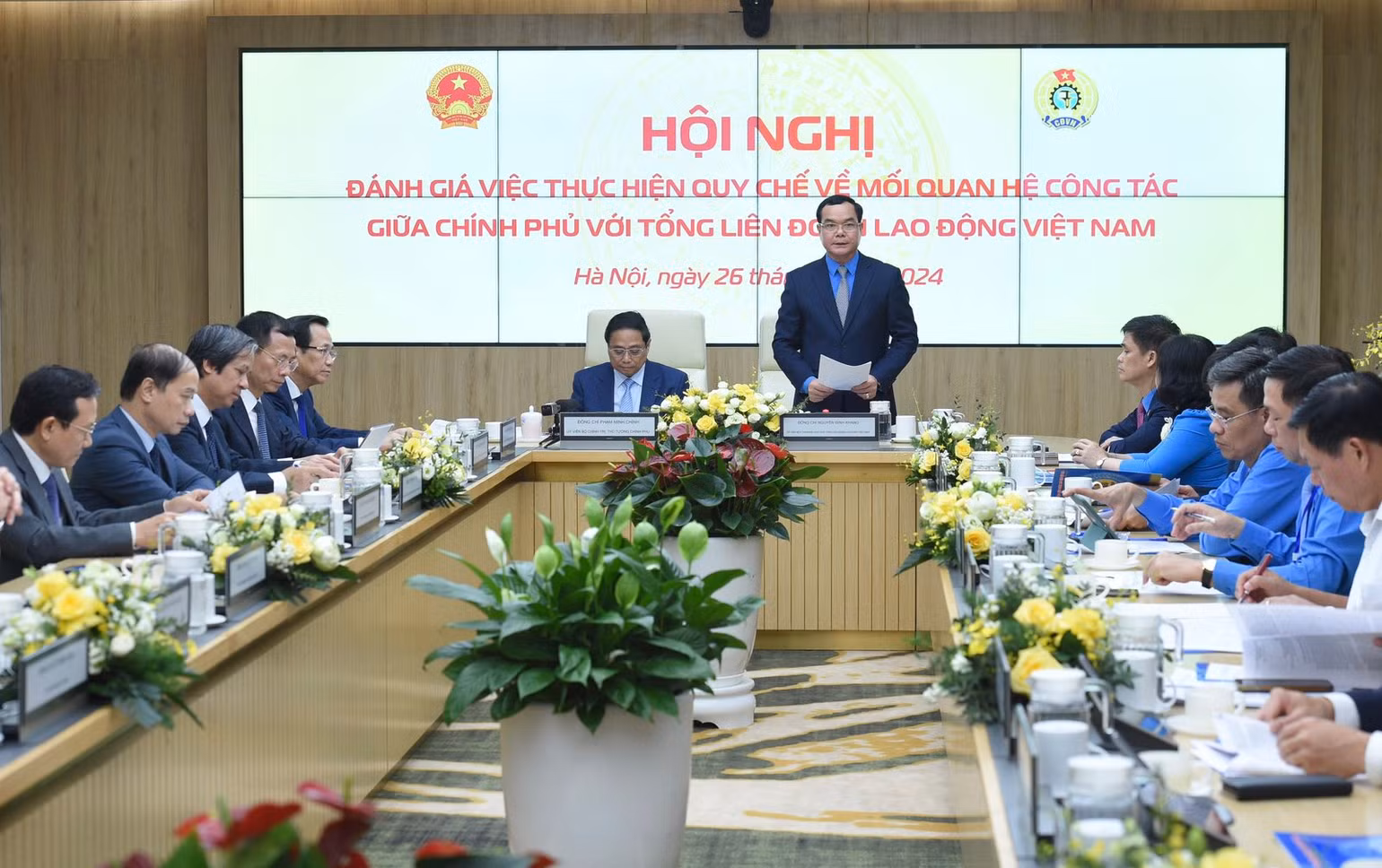 Chủ tịch Tổng Liên đoàn Lao động Việt Nam Nguyễn Đình Khang báo cáo tại hội nghị. (Ảnh: TRẦN HẢI) Chủ tịch Tổng Liên đoàn Lao động Việt Nam Nguyễn Đình Khang báo cáo tại hội nghị. (Ảnh: TRẦN HẢI)