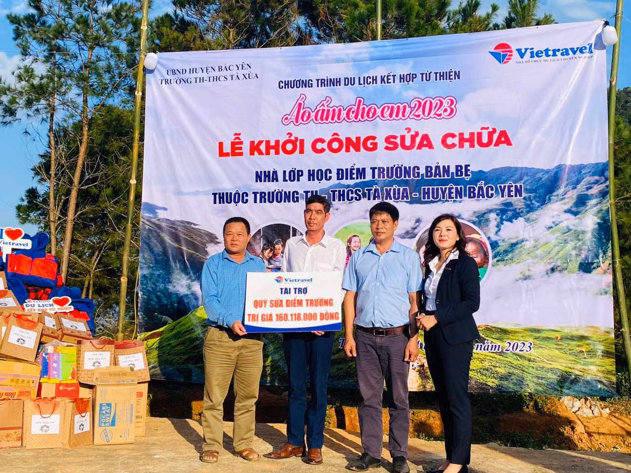 Trao tặng Quỹ sửa chữa điểm trường Bản Bẹ hơn 160 triệu đồng.