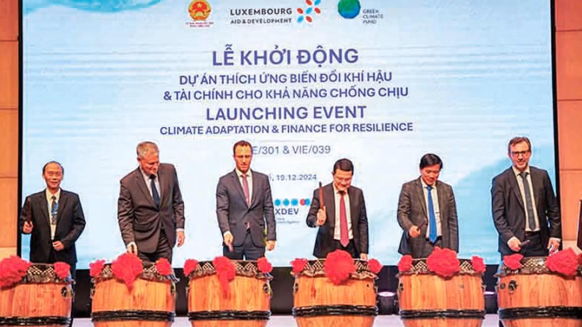 Các đại biểu thực hiện nghi thức đánh trống khởi động 2 dự án. Các đại biểu thực hiện nghi thức đánh trống khởi động 2 dự án.