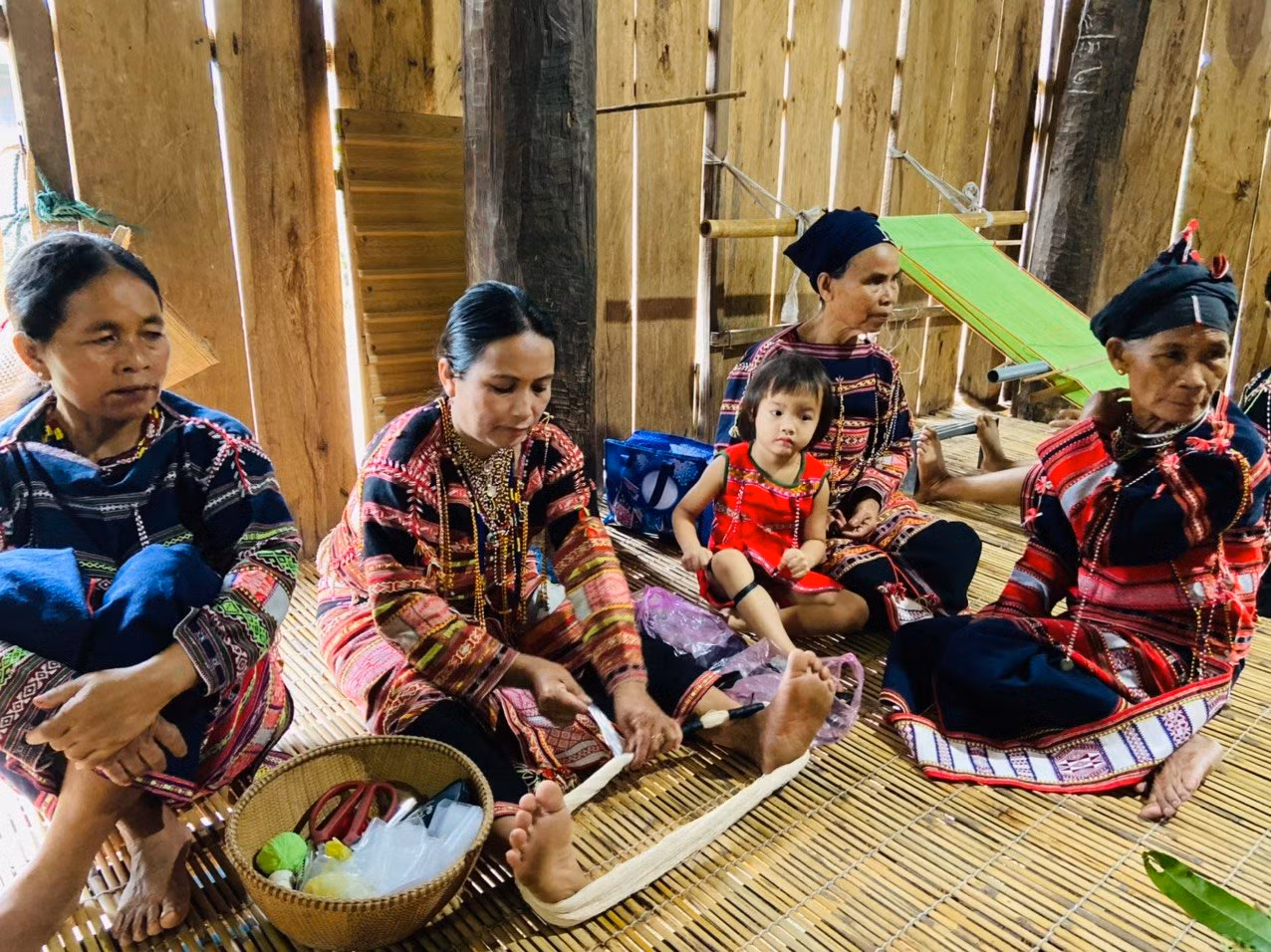 Cần lựa chọn những giá trị văn hóa độc đáo, đặc sắc của từng dân tộc thiểu số để gắn với việc phát triển các sản phẩm du lịch. Ảnh: Phòng Văn hóa-Thông tin huyện Vân Canh.