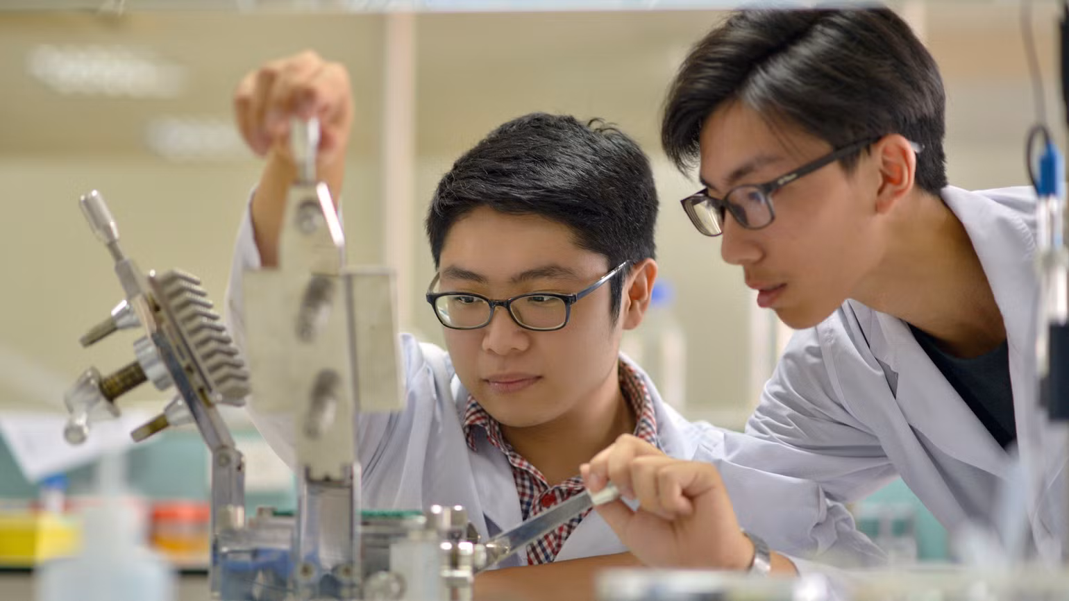Sinh viên khoa Khoa học sự sống (Trường đại học Khoa học và Công nghệ Hà Nội) trong giờ thực hành ngành Công nghệ sinh học phát triển thuốc.
