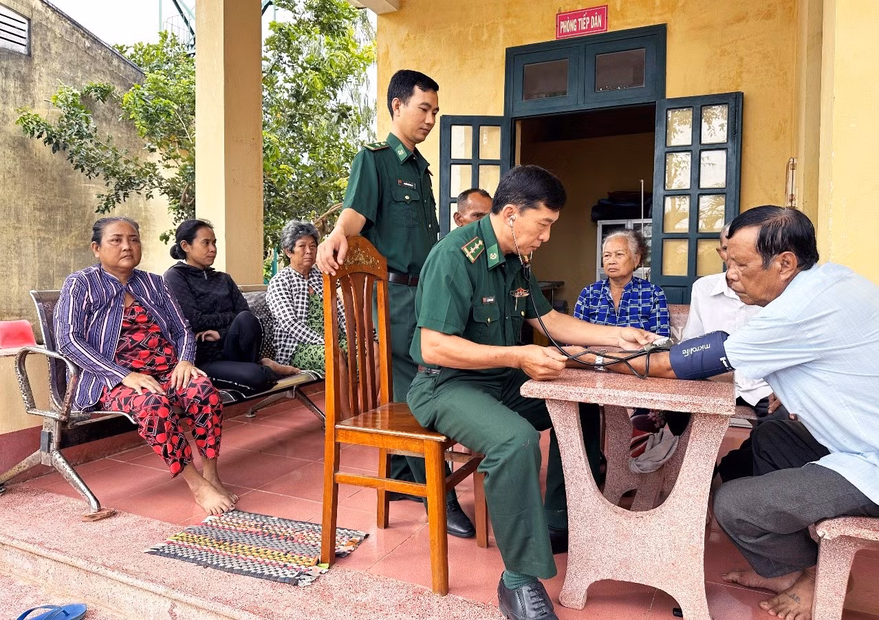 Cán bộ quân y biên phòng tỉnh Sóc Trăng khám, chữa bệnh cho đồng bào Khmer xã Lai Hòa, thị xã Vĩnh Châu. Cán bộ quân y biên phòng tỉnh Sóc Trăng khám, chữa bệnh cho đồng bào Khmer xã Lai Hòa, thị xã Vĩnh Châu.