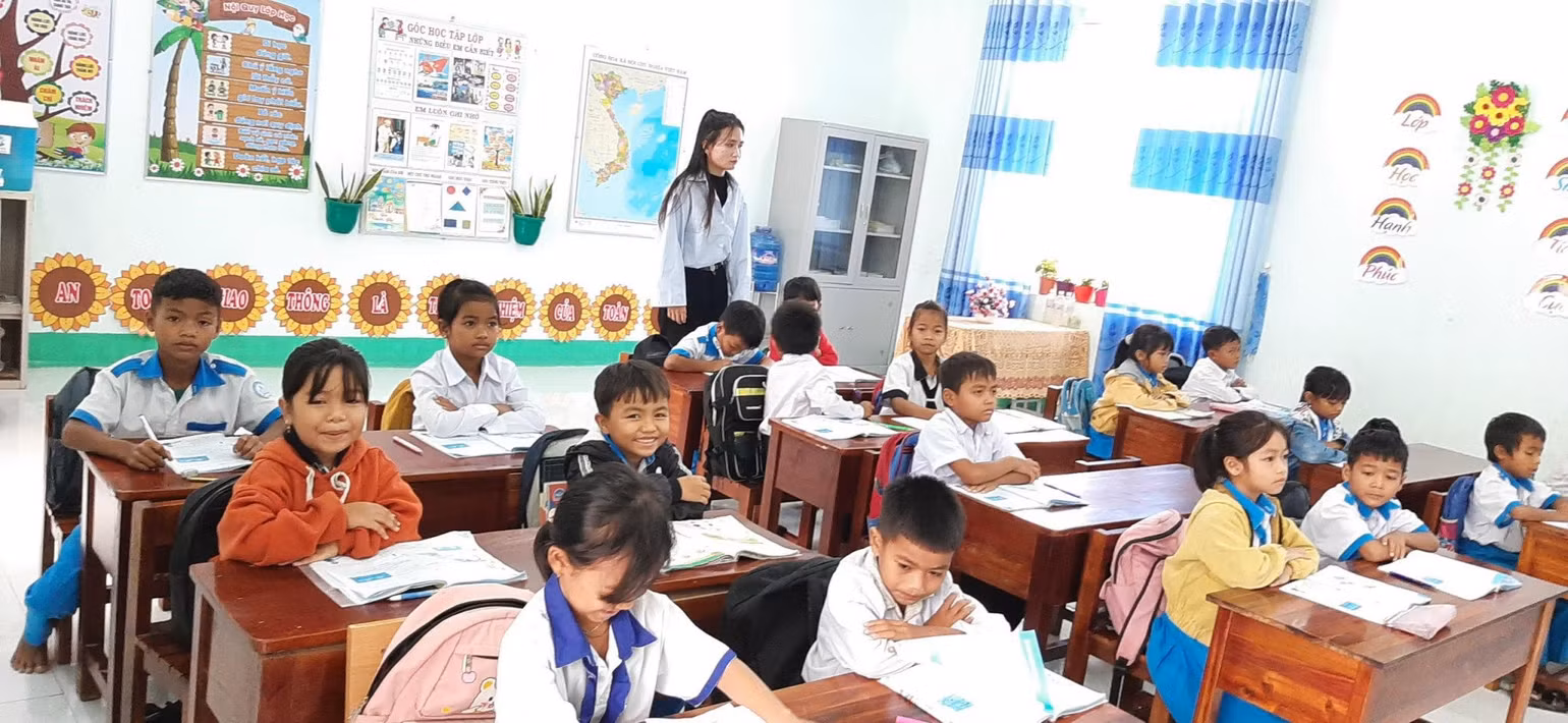 Cô giáo đang dạy tiếng Việt cho học sinh lớp 2D điểm trường Tân Lương, thuộc Trường Tiểu học và Trung học Cơ sở Sơn Hội huyện Sơn Hòa, Phú Yên. Cô giáo đang dạy tiếng Việt cho học sinh lớp 2D điểm trường Tân Lương, thuộc Trường Tiểu học và Trung học Cơ sở Sơn Hội huyện Sơn Hòa, Phú Yên.