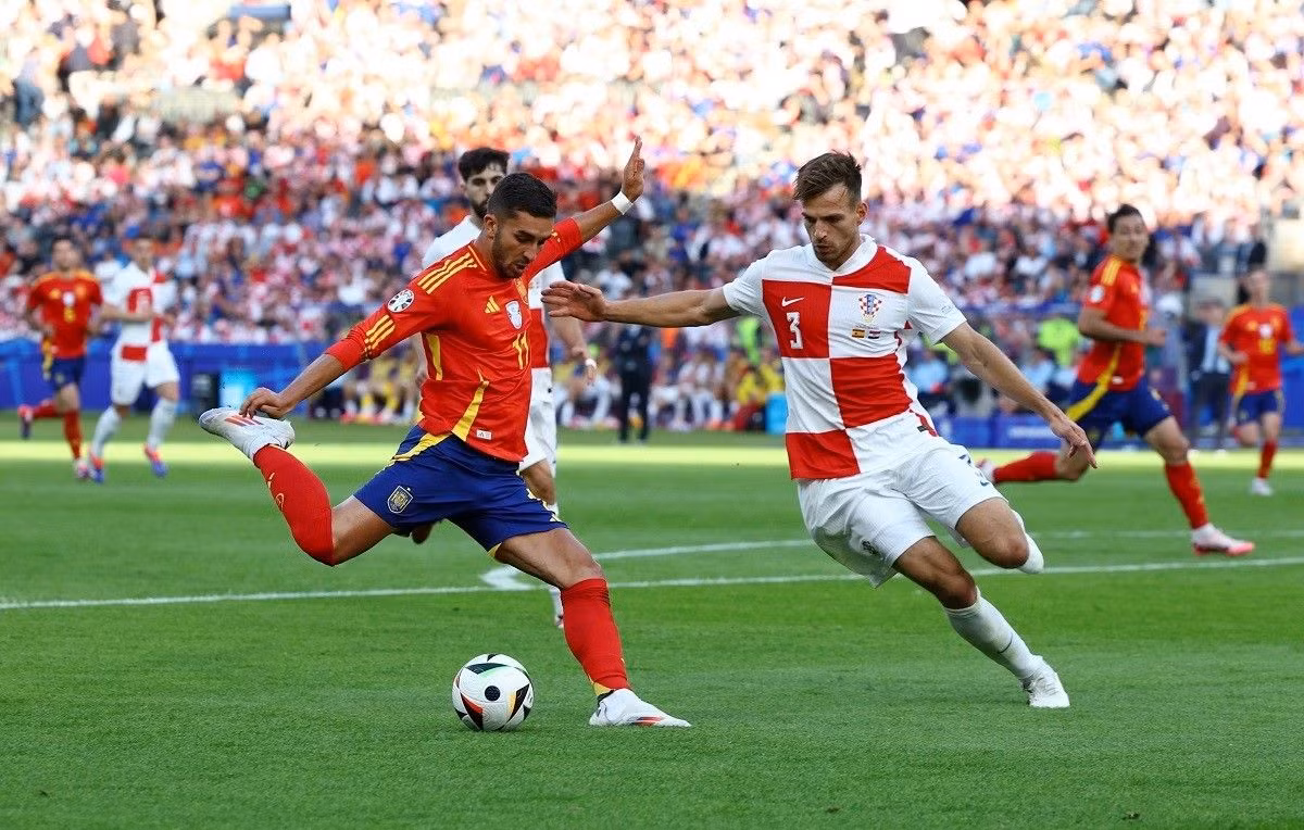 Pha tranh bóng quyết liệt trong trận Tây Ban Nha thắng Croatia (áo kẻ ca-rô) 3-0.