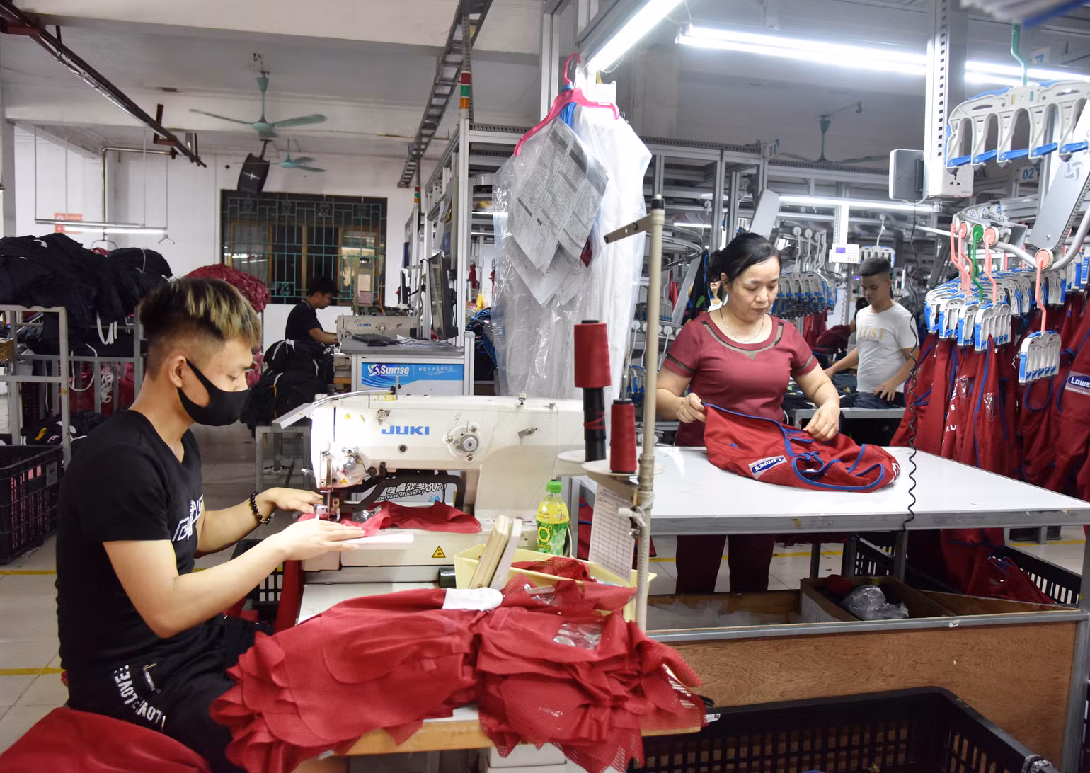 Công nhân Công ty cổ phần Nam Tiệp (cụm công nghiệp An Xá, tỉnh Nam Định) may quần áo hàng xuất khẩu. (Ảnh TRẦN HẢI) Công nhân Công ty cổ phần Nam Tiệp (cụm công nghiệp An Xá, tỉnh Nam Định) may quần áo hàng xuất khẩu. (Ảnh TRẦN HẢI)