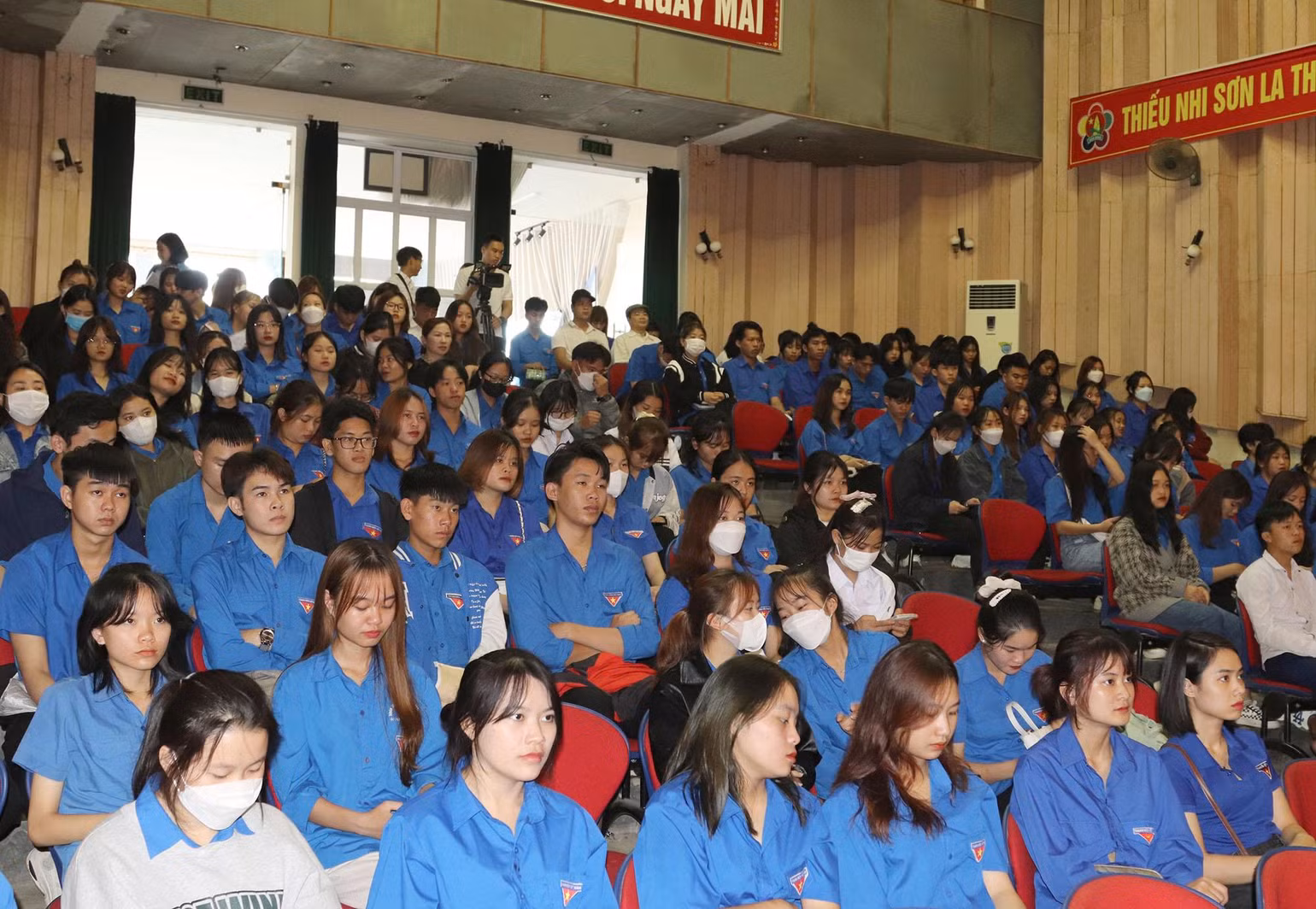 Các bạn trẻ được nghe đơn vị tư vấn giới thiệu việc làm và đi du học nước ngoài.