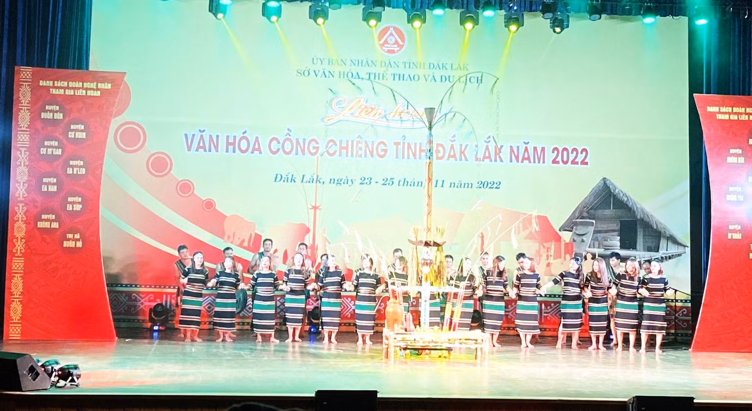 Các đoàn nghệ nhân đến từ các huyện, thị xã, thành phố trong tỉnh mang đến liên hoan nhiều thể loại diễn tấu chiêng, hát dân ca, diễn tấu các nhạc cụ dân tộc đặc sắc…