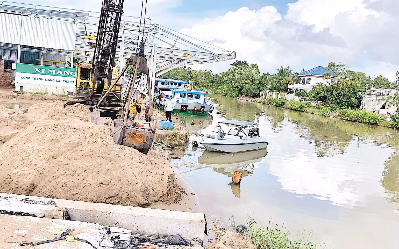 Nhóm doanh nghiệp kinh doanh vật liệu xây dựng lấn chiếm lòng kênh Rạch Rập gây sụp lún, sạt lở kênh. Nhóm doanh nghiệp kinh doanh vật liệu xây dựng lấn chiếm lòng kênh Rạch Rập gây sụp lún, sạt lở kênh.