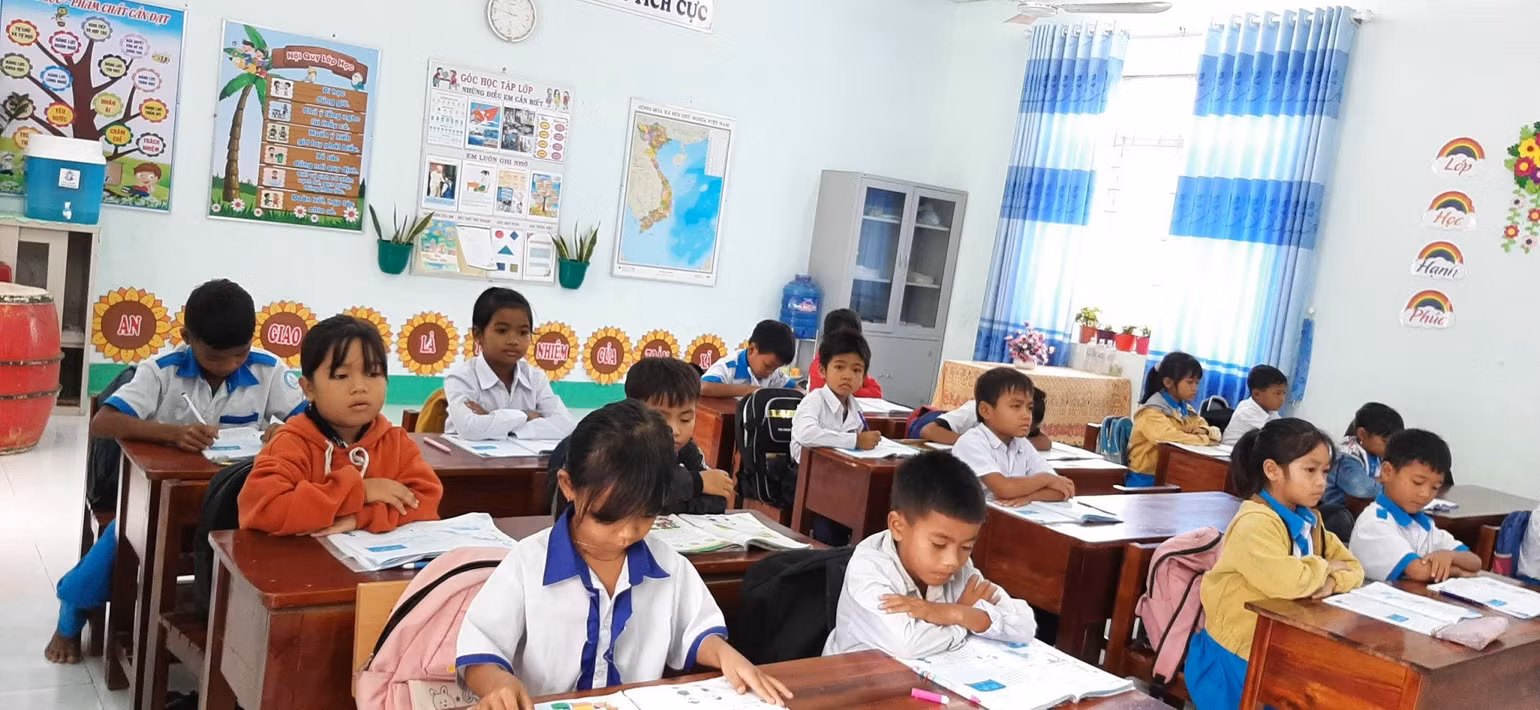 Học sinh dân tộc thiểu số vùng cao Sơn Hội, huyện Sơn Hòa được tăng cường dạy tiếng Việt. Học sinh dân tộc thiểu số vùng cao Sơn Hội, huyện Sơn Hòa được tăng cường dạy tiếng Việt.