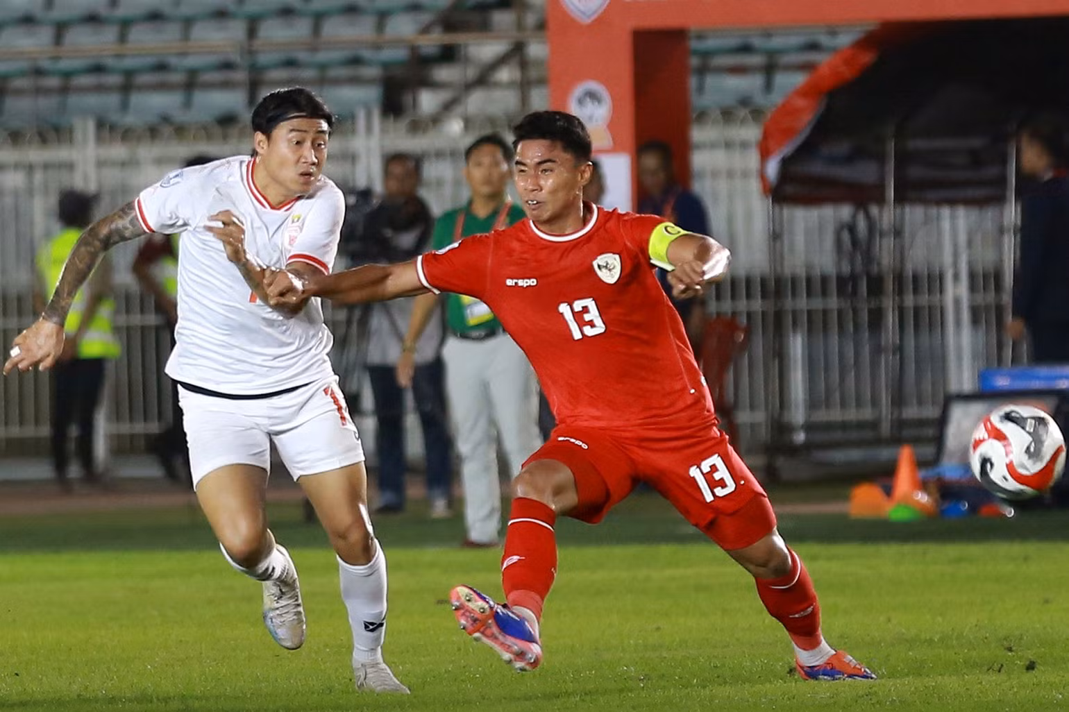Bàn thắng giữa hiệp hai đã đem về chiến thắng 1-0 cho Indonesia (áo sẫm) trong trận gặp Myanmar. (Ảnh AFF) Bàn thắng giữa hiệp hai đã đem về chiến thắng 1-0 cho Indonesia (áo sẫm) trong trận gặp Myanmar. (Ảnh AFF)