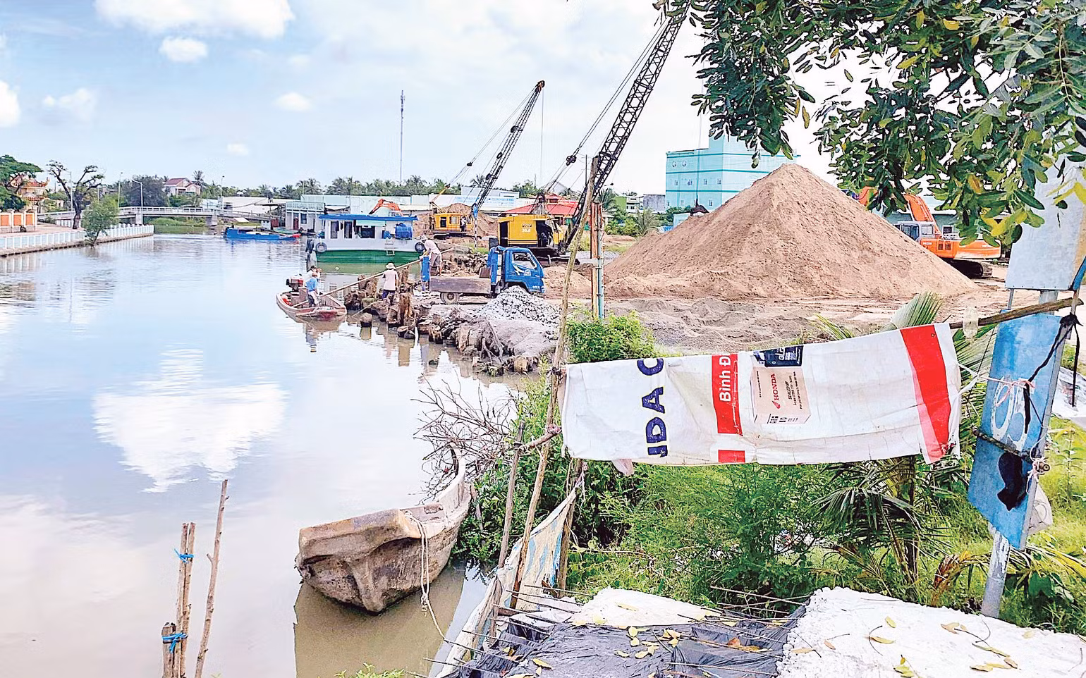 Nhóm doanh nghiệp kinh doanh vật liệu xây dựng lấn chiếm lòng kênh Rạch Rập gây sụp lún, sạt lở kênh. Nhóm doanh nghiệp kinh doanh vật liệu xây dựng lấn chiếm lòng kênh Rạch Rập gây sụp lún, sạt lở kênh.