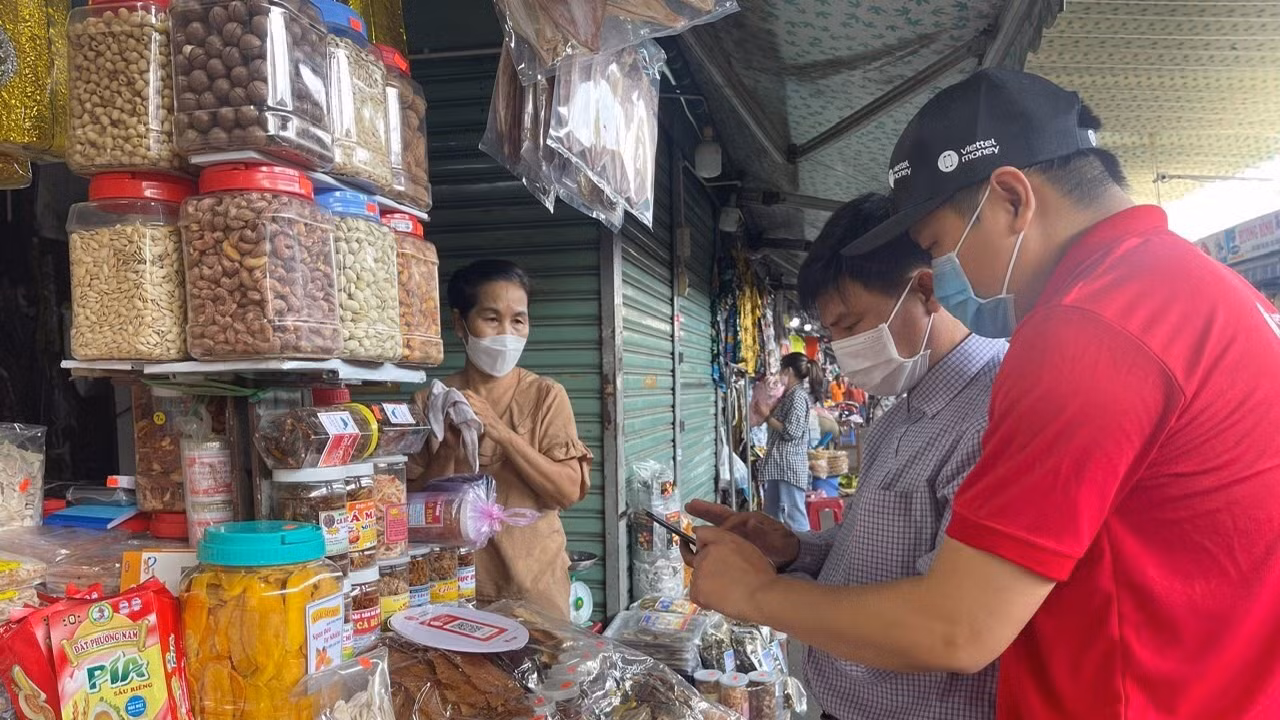 Tiểu thương các chợ trên địa bàn Ðà Nẵng đã triển khai ứng dụng Chợ 4.0 để khách hàng không cần sử dụng tiền mặt.